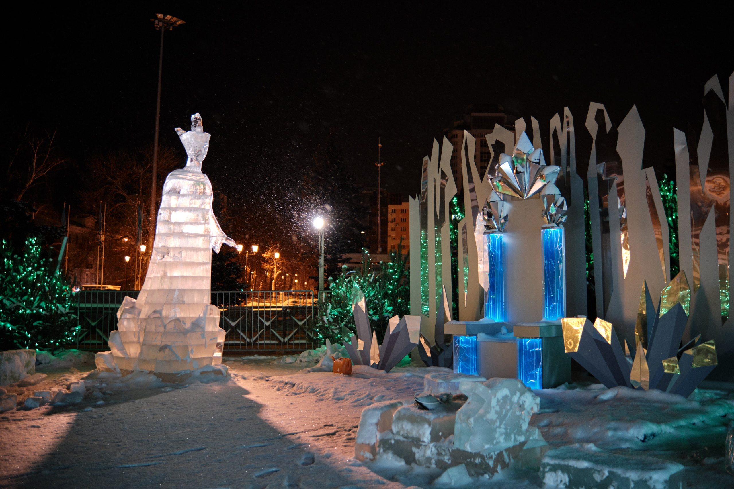 Сказочная зимняя ночь на Площади Куйбышева с праздничной иллюминацией. Ледяные фигуры.