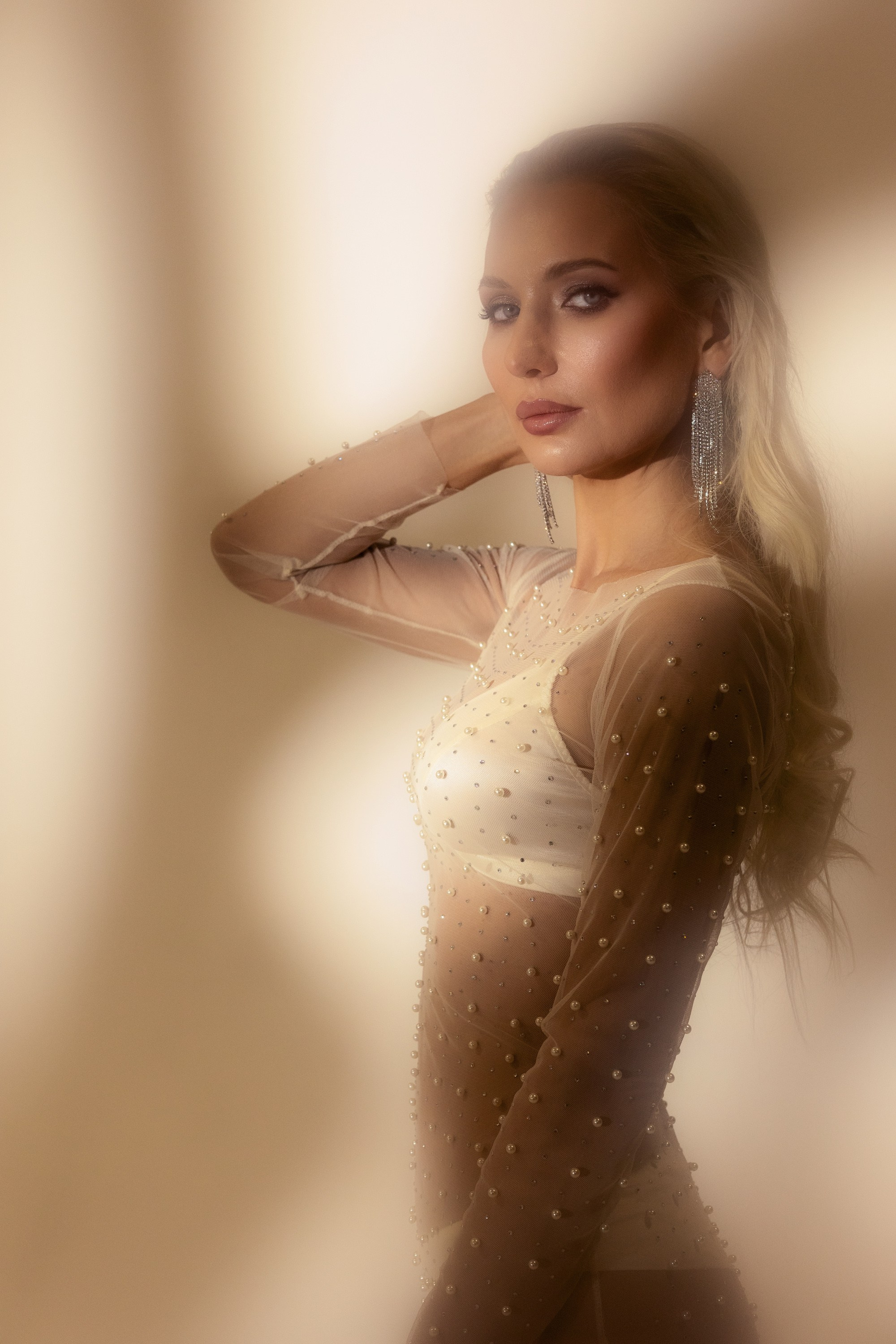 Портрет девушки на белой стене с тенями