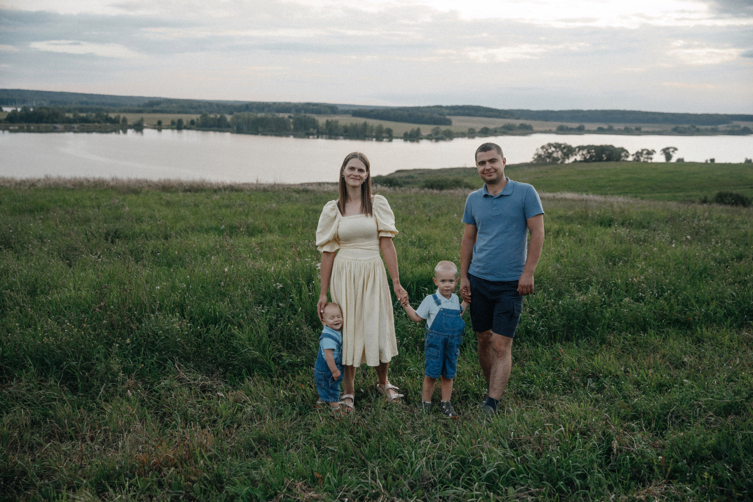 Семейная фотосессия в поле. Фотограф во Владимире Татьяна Бабикова
