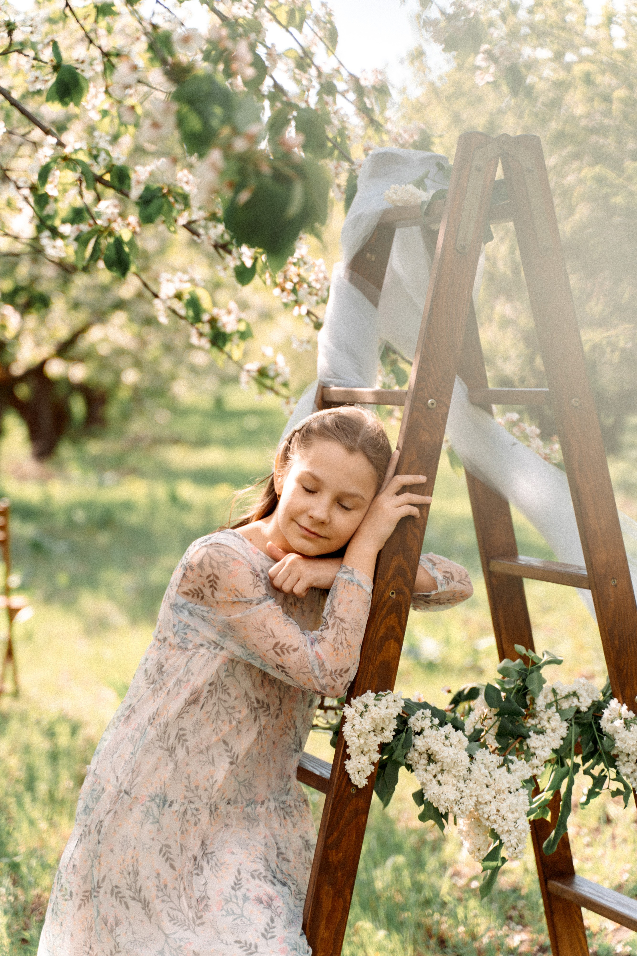 Сава и Ася в цветущем саду. Семейный фотограф Новочеркасск