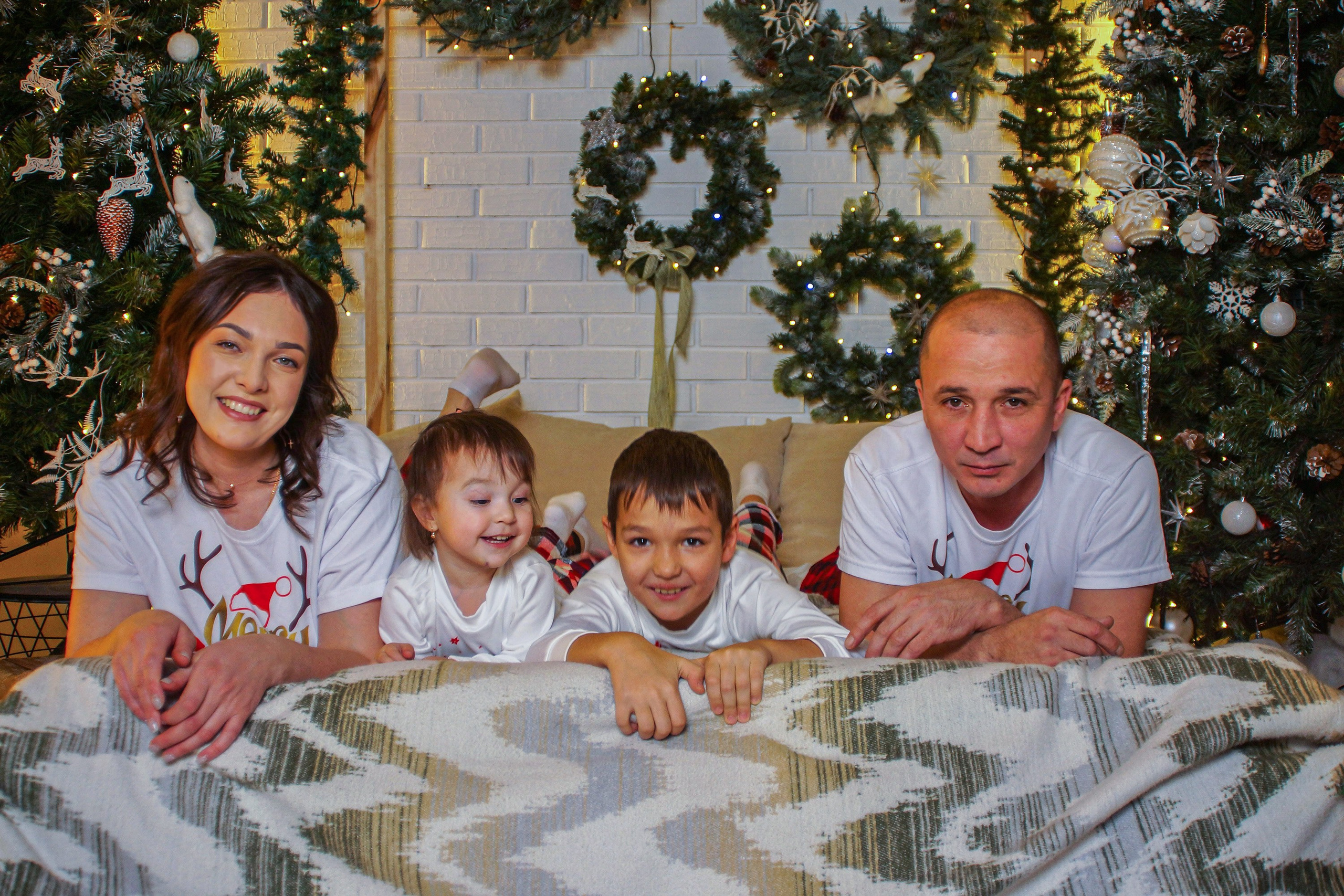 Студия (новогодняя семейная). Разноплановый фотограф в Москве