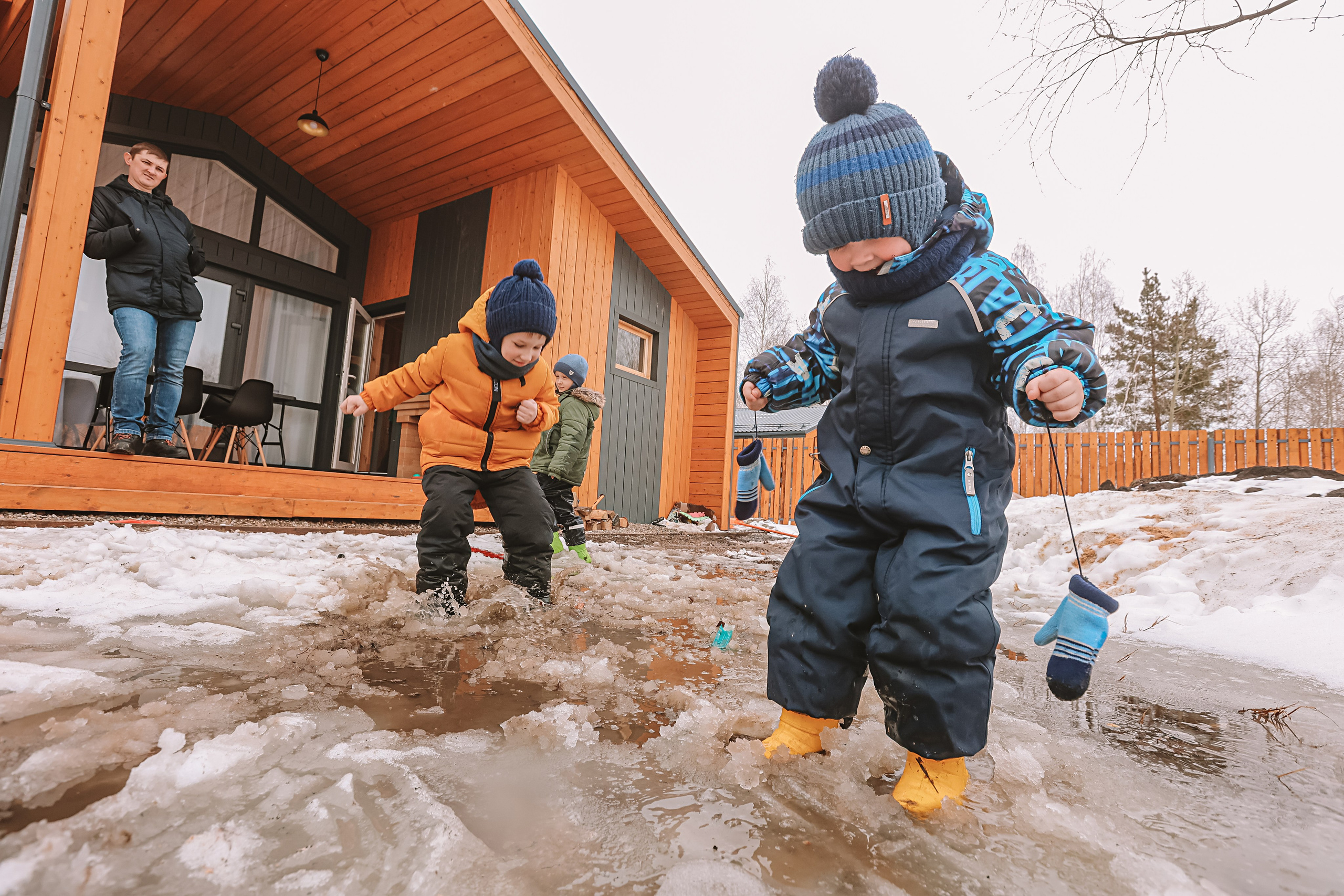 Семейная в домике (репортаж). Семейный фотограф Тюмень, фотограф на роды Салмина Мария