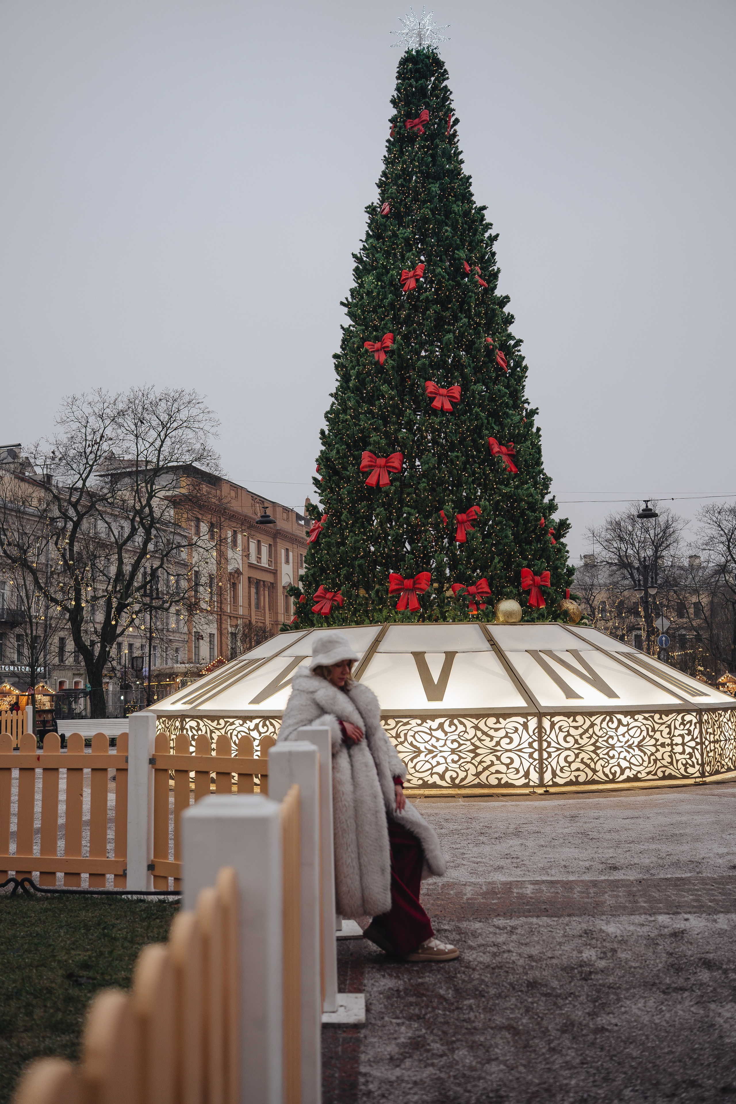 ПРОГУЛКА НА МАНЕЖНОЙ ПЛОЩАДИ ДЛЯ ДЕВУШКИ ПЕРЕД НОВЫМ ГОДОМ (НОВОГОДНЯЯ ФОТОСЕССИИЯ НА МАНЕЖНОЙ ПЛОЩАДИ). Профессиональный фотограф, Санкт-Петербург — Виктория Богомолова