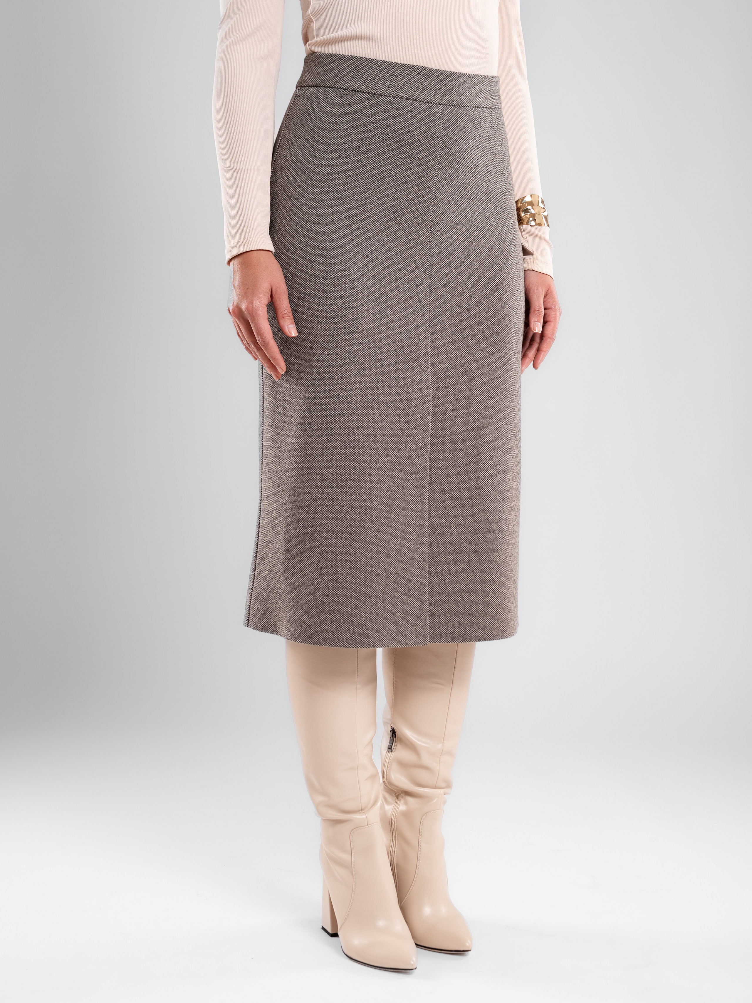 Юбки классика серый фон+интерьер. Предметный фотограф, фото для маркетплейсов Пятигорск, КМВ