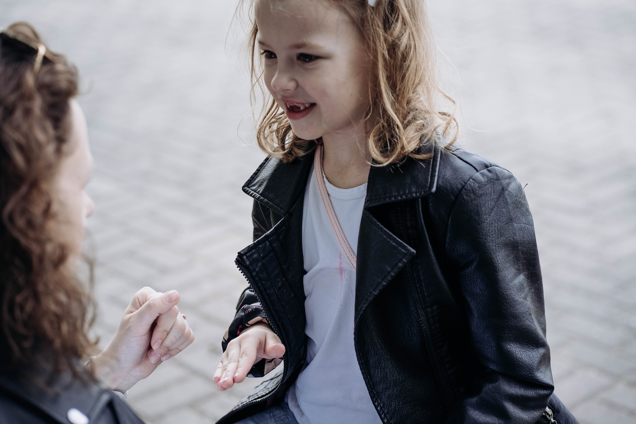 Маня и Аня ранним утром 🤍. Семейный фотограф в Томске Зарина Азизбаева