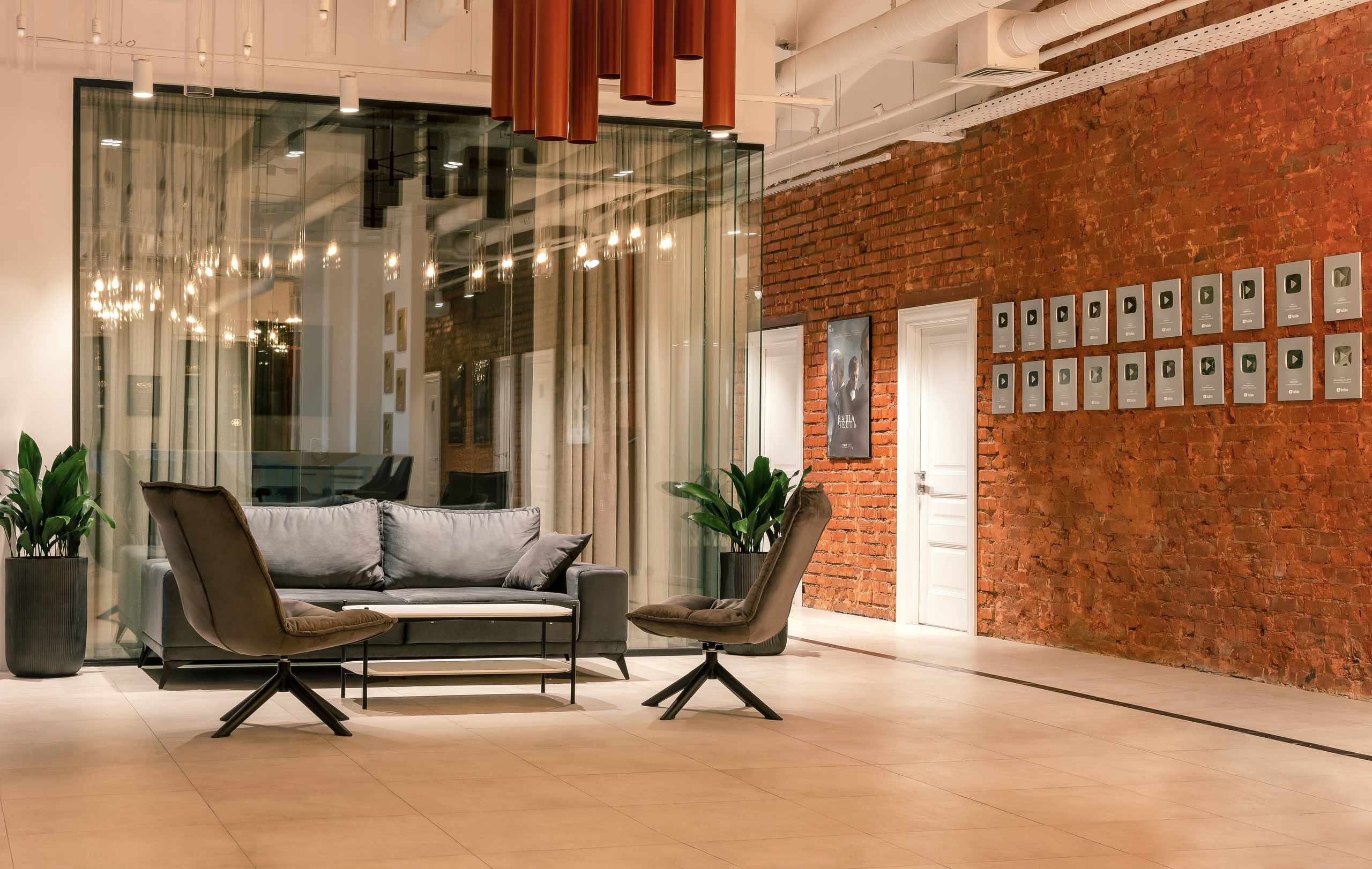 Офис кинопродакшена «StarMedia». Лисенкова Алиса — Фотограф, видеомейкер. Москва