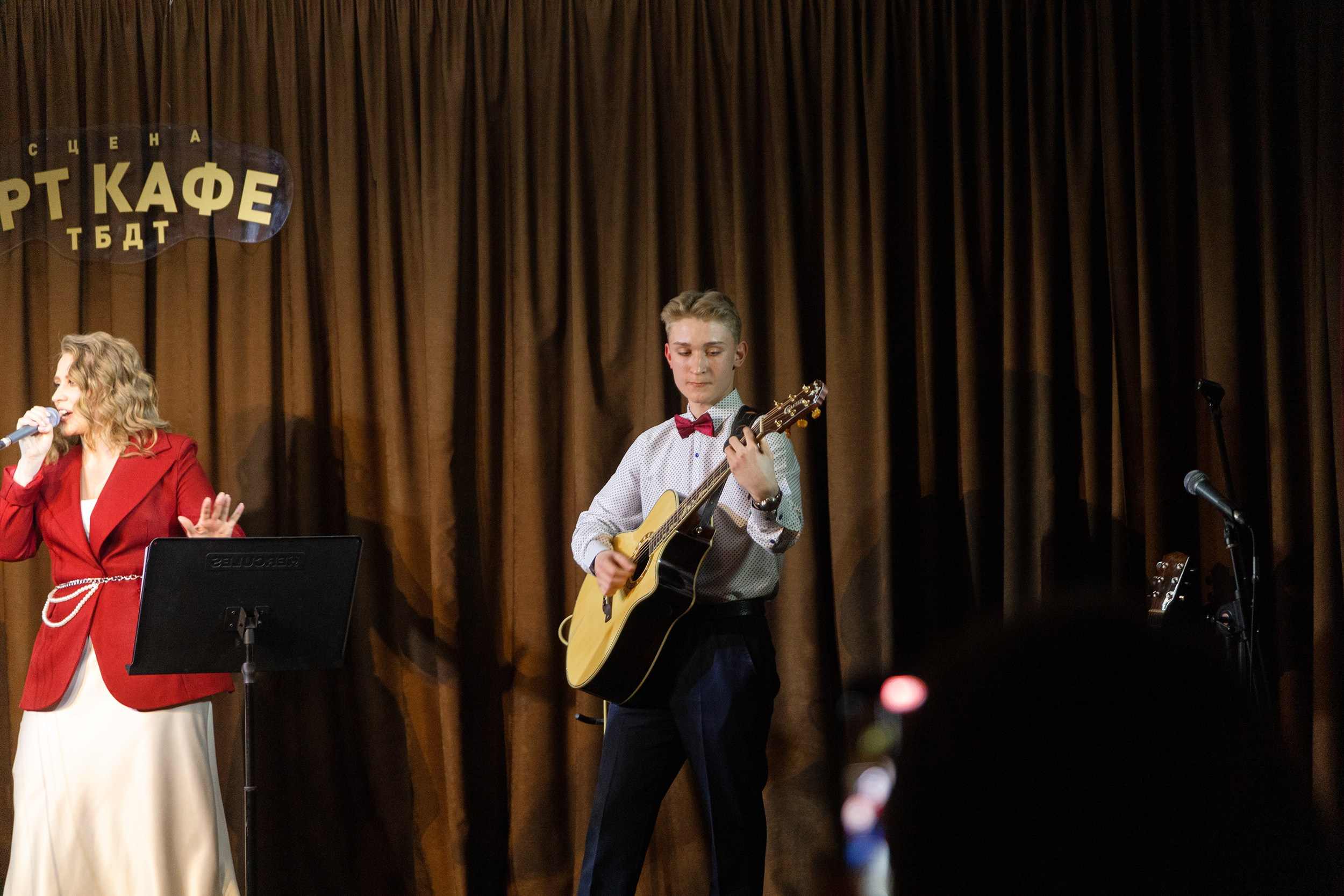 Выступление YOLO band в арт кафе. Фотограф Тюмень