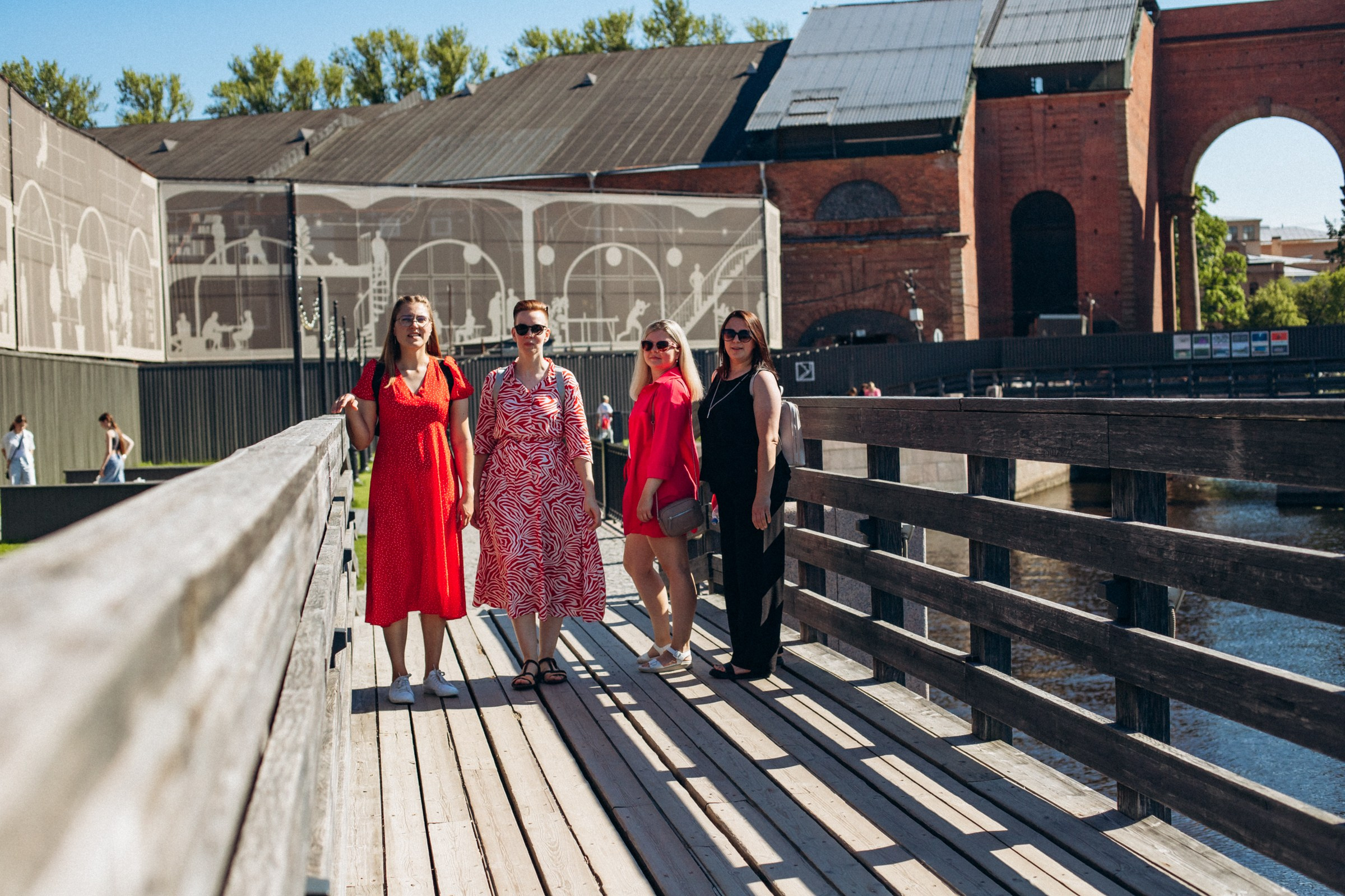 Катерина с подругами в июне. Фотопрогулка в Петербурге. Индивидуальный и семейный фотограф в Санкт-Петербурге