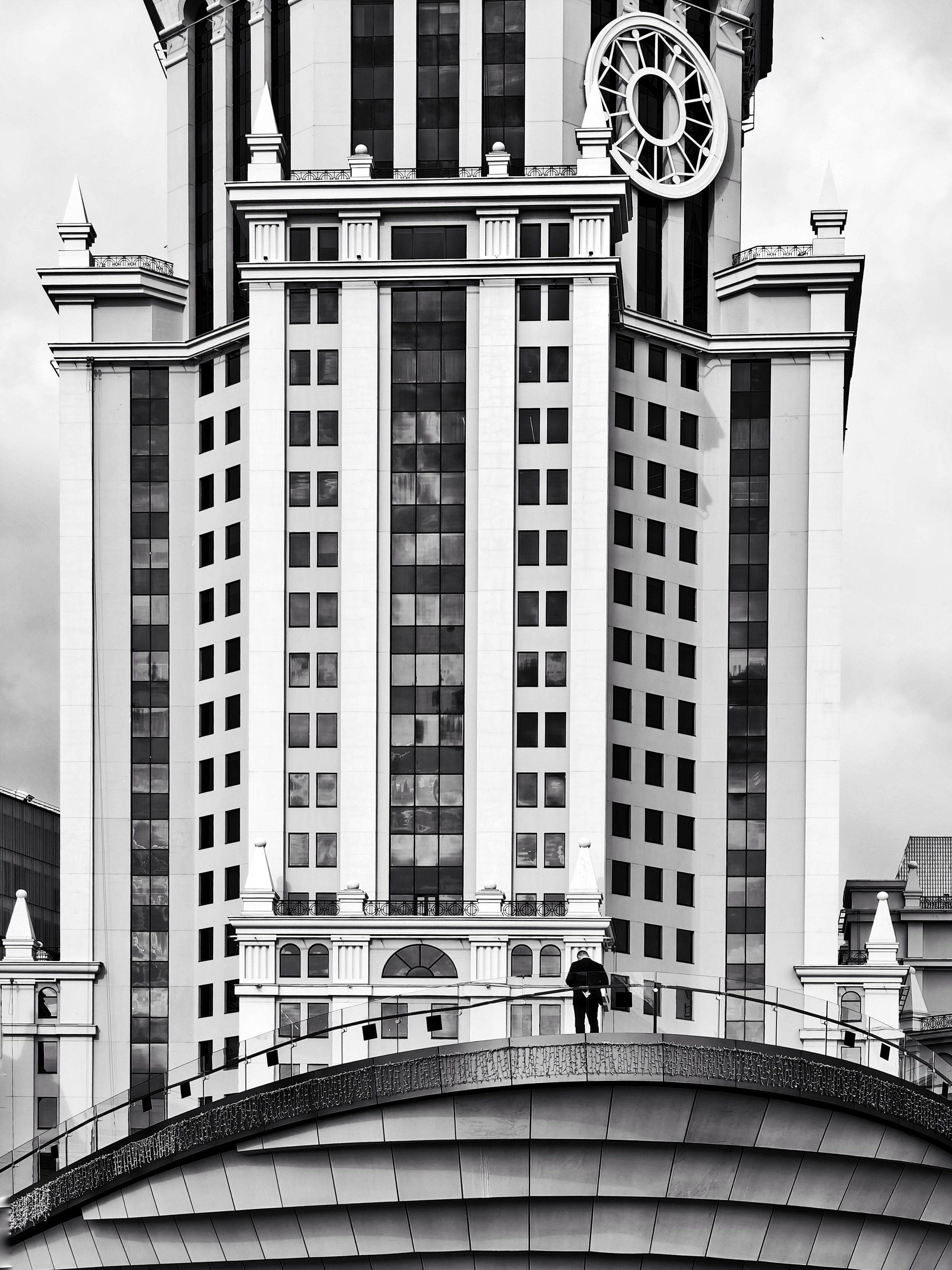 Охранник на фоне бизнес-центра Павелецкая Тауэр в Москве