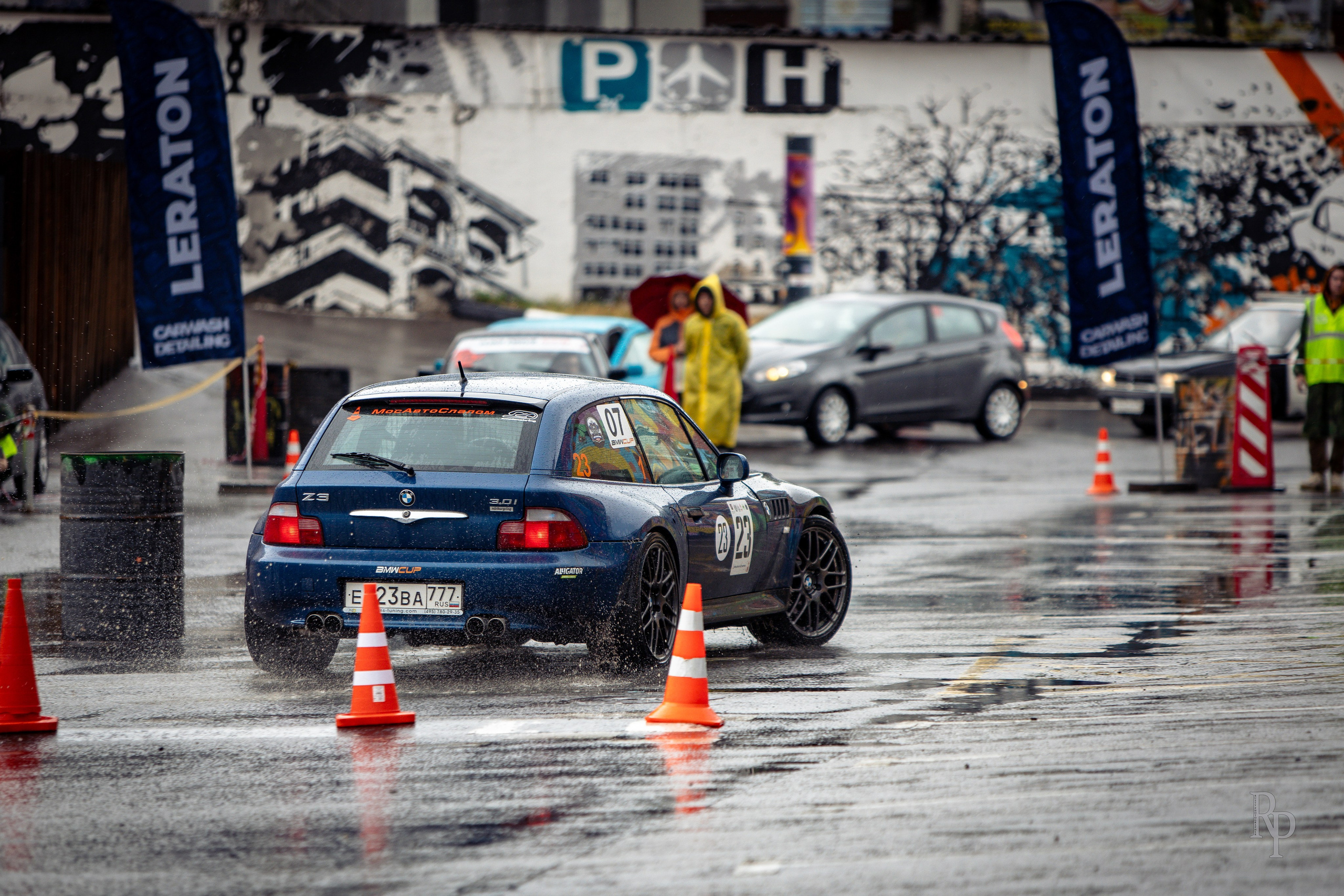 SHOWDOWN. Rusty Photographer