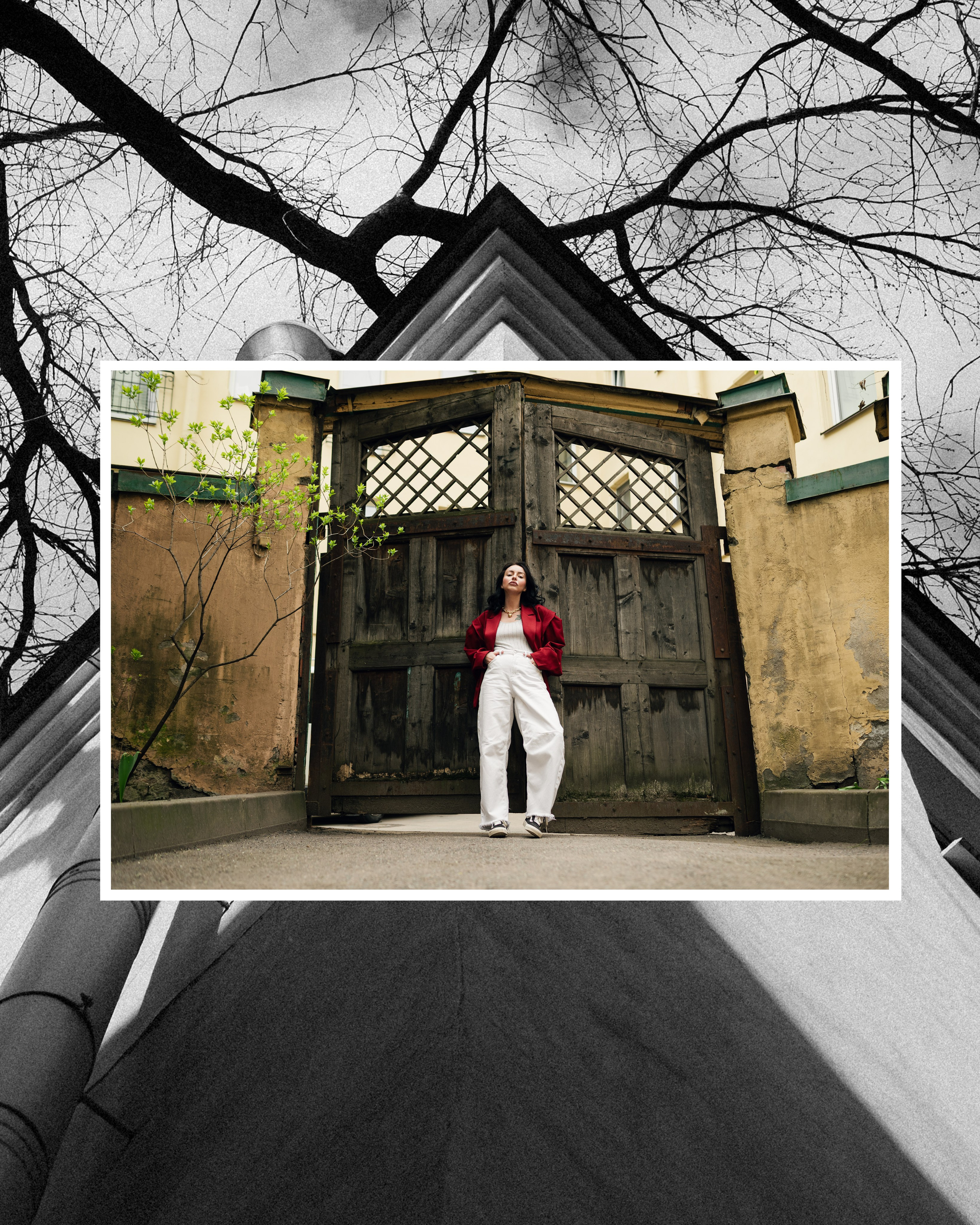 портрет женщины стоящей на фоне старых ворот в санкт-петербурге