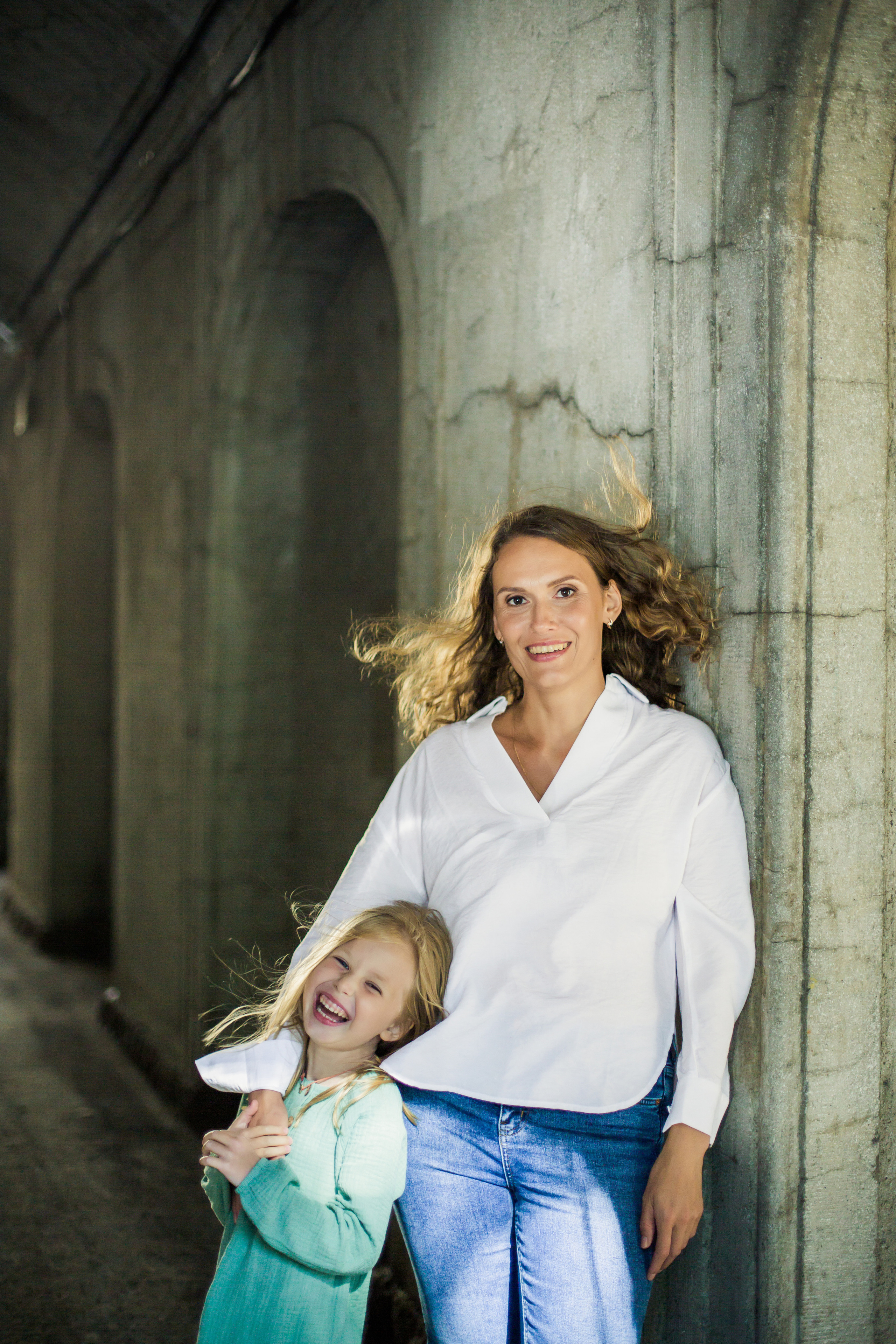 Фотосессия родителей с двумя дочками на Петроградской. Детский, свадебный и семейный фотограф Юлия Курбатова, Санкт-Петербург