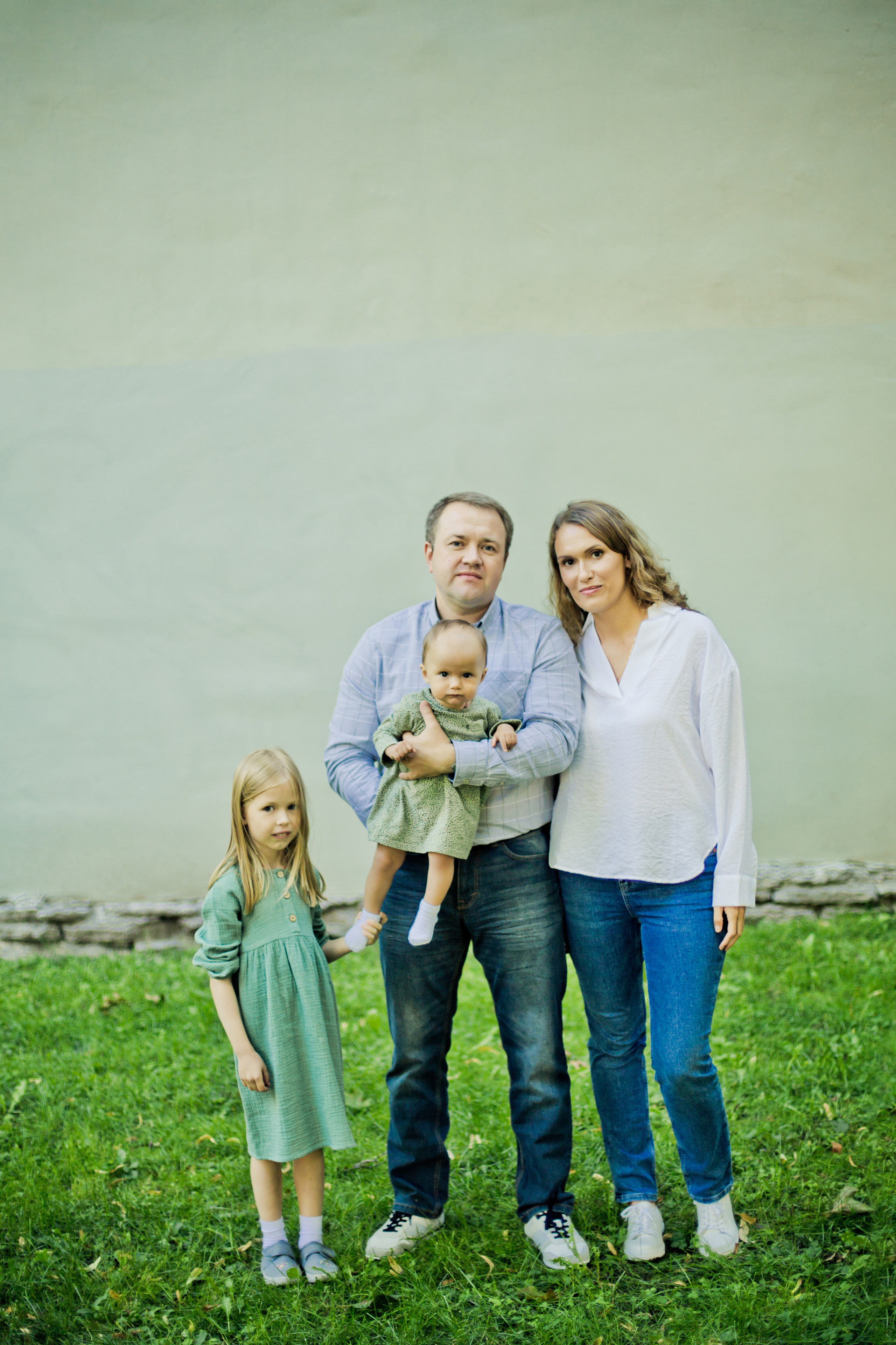 Фотосессия родителей с двумя дочками на Петроградской. Детский, свадебный и семейный фотограф Юлия Курбатова, Санкт-Петербург