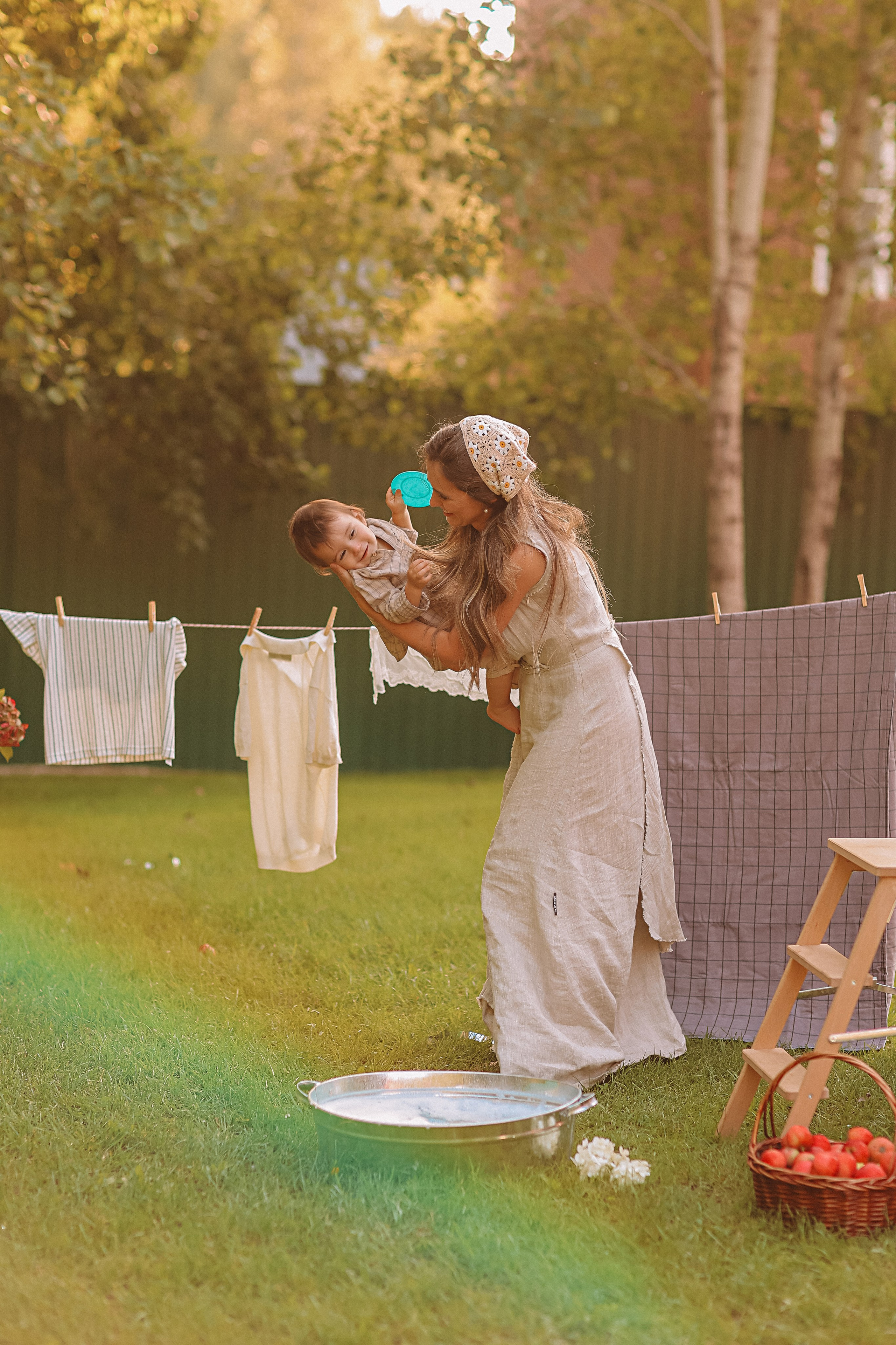 Стирка у дома. Семейный фотограф Тюмень, фотограф на роды Салмина Мария