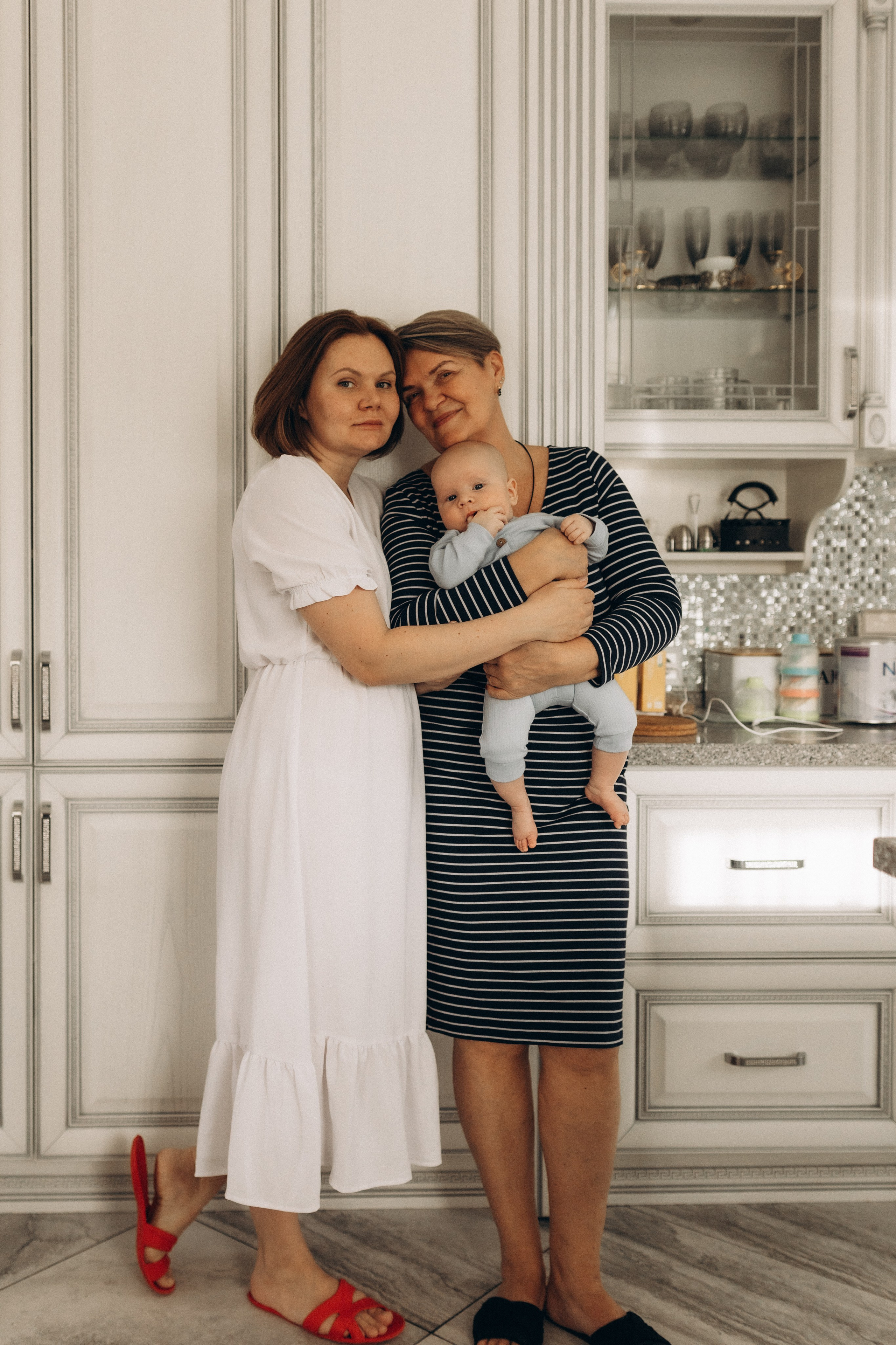 Александр Сергеевич с мамой и бабушкой 🤍. Фотограф Артем Бросов в Санкт-Петербурге и Дубае