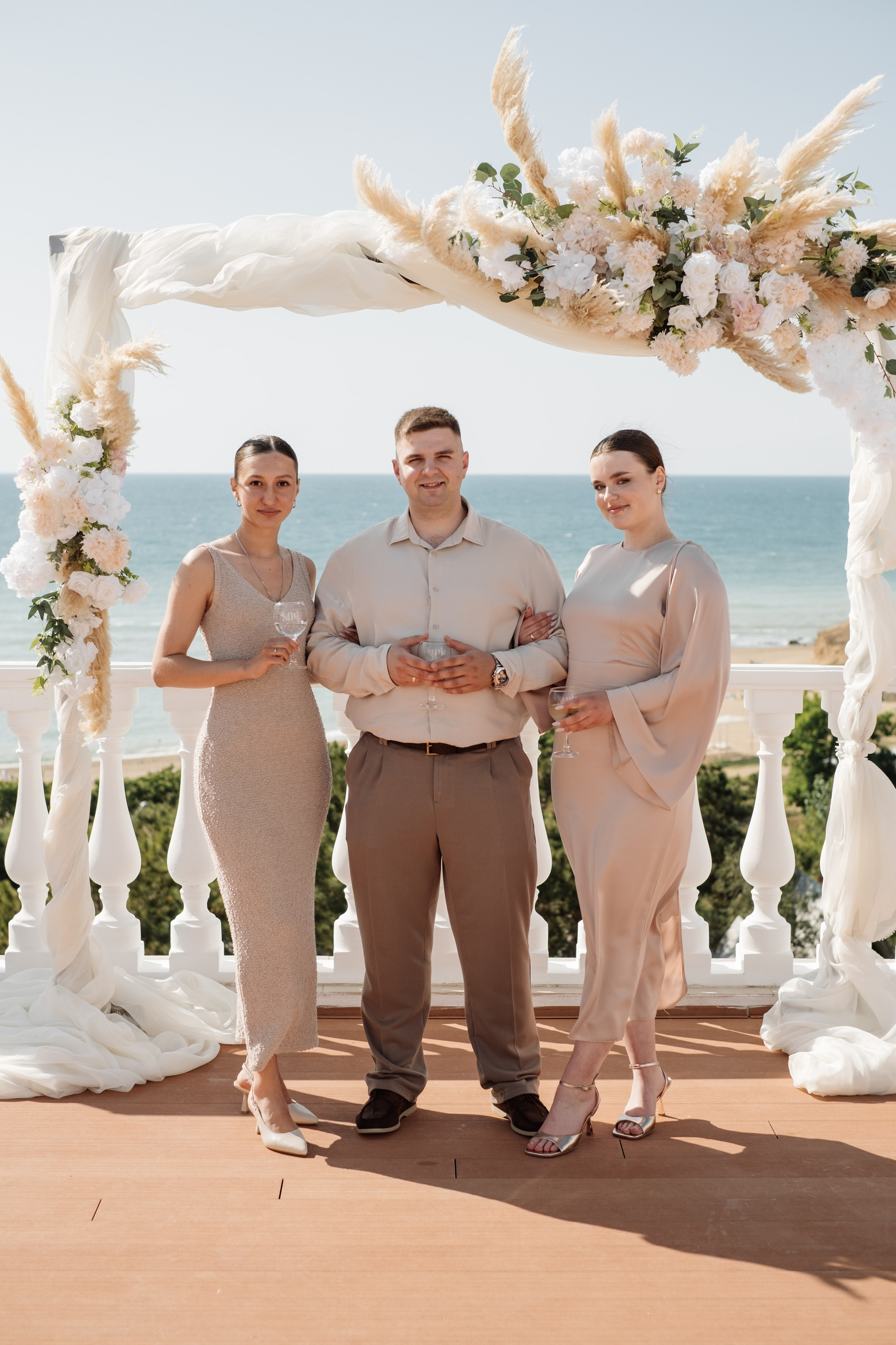 Свадебный ретопртаж. Профессиональная фотосъемка в Крыму. Натуральные эмоции и живые кадры. Забронируйте дату прямо сейчас!