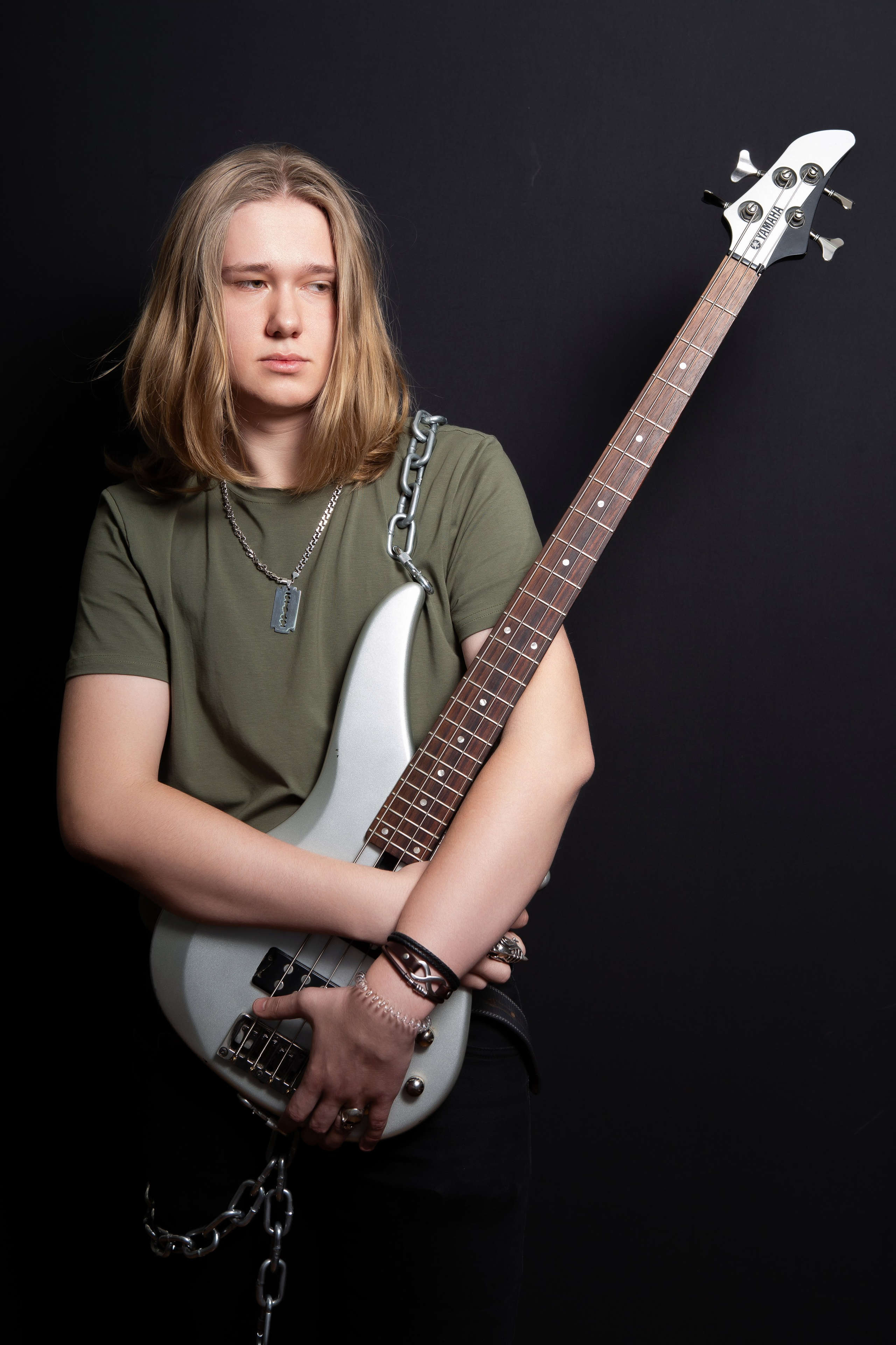 Портретная фотосессия для учеников 9 класса на чёрном фоне | Школьный фотограф Николай Богатырёв | Твой альбом / Твои правила. ТВОЙ АЛЬБОМ / ТВОИ ПРАВИЛА