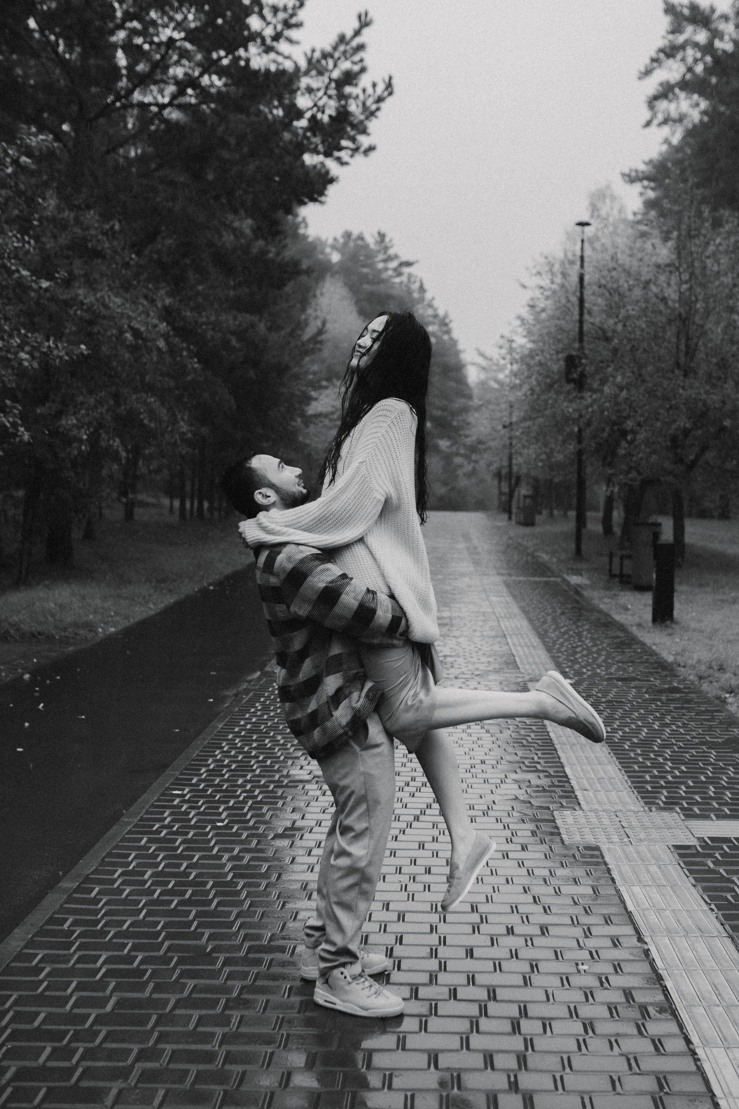 Бегать по сентябрьским лужам вдвоём. Свадебный фотограф Новосибирск