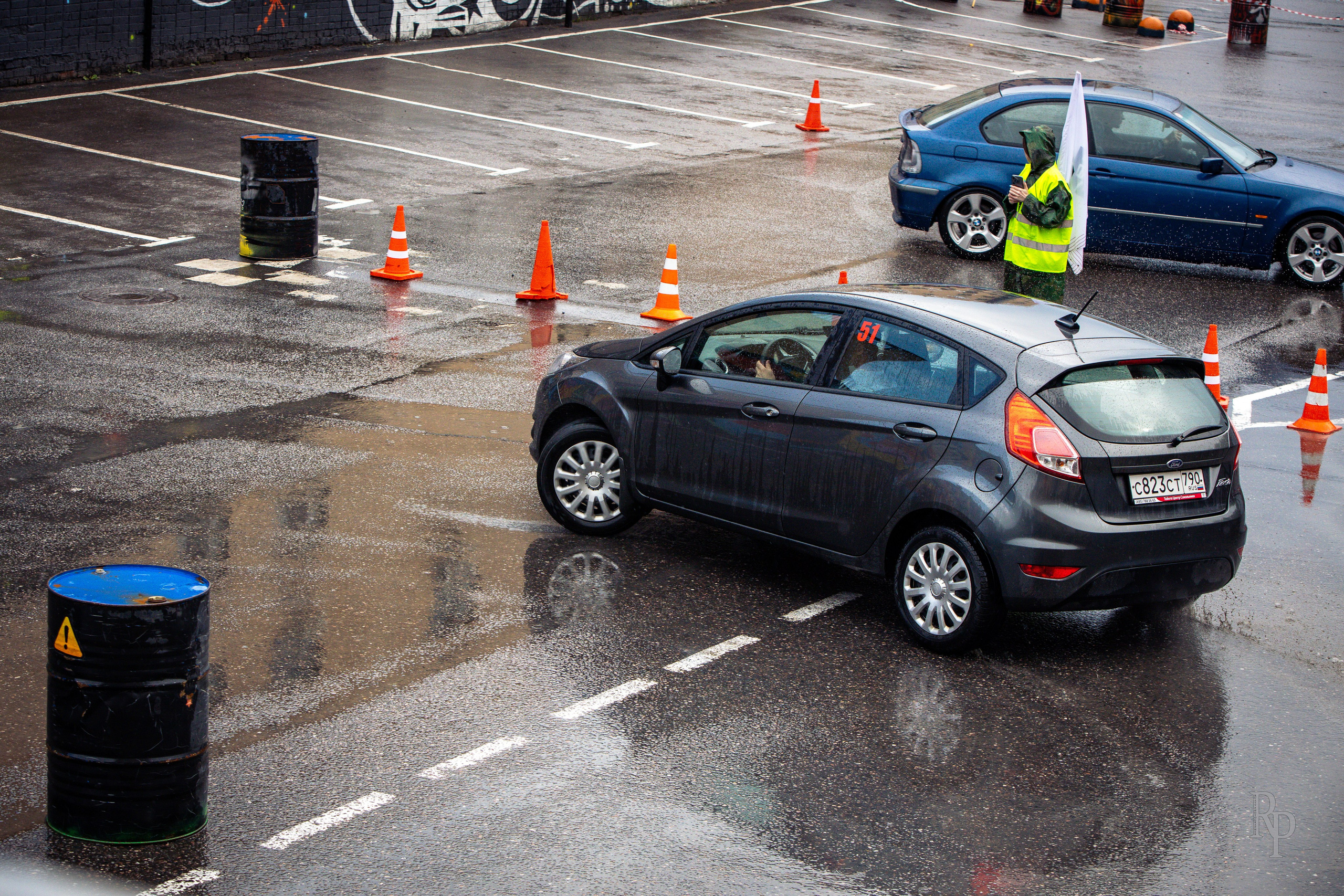 SHOWDOWN. Rusty Photographer