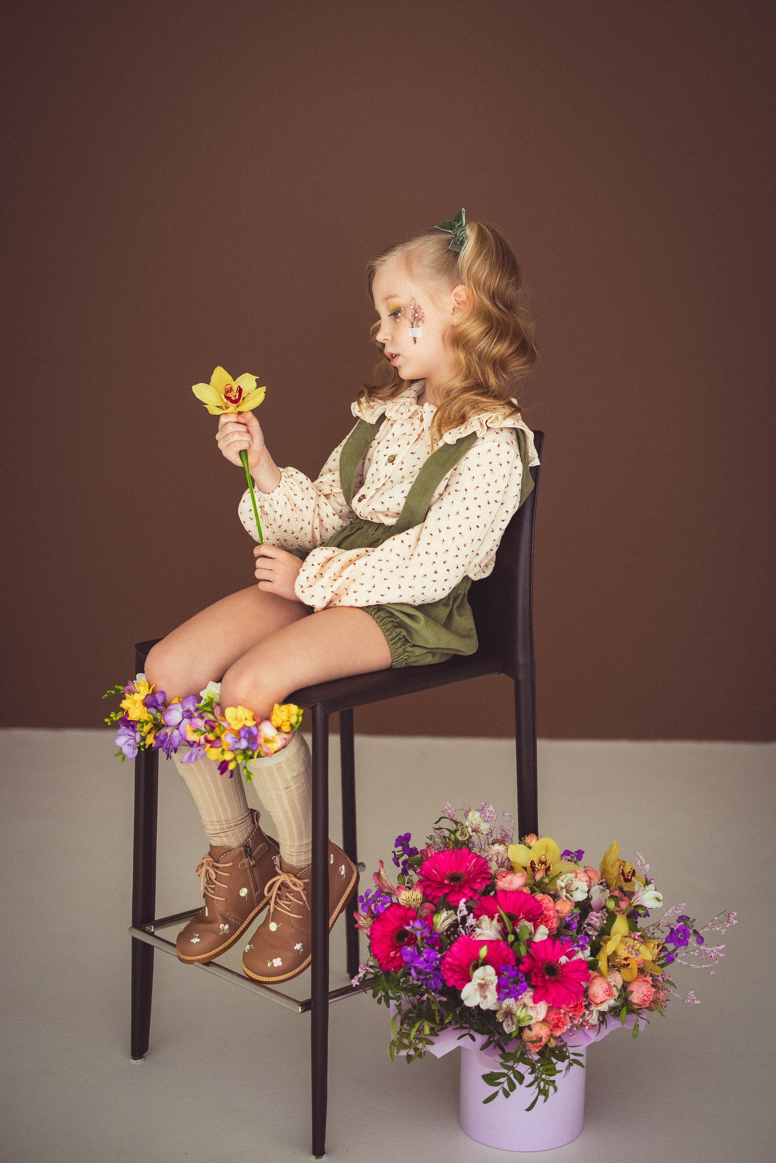 Фотосессия с ярким букетом цветов к 8 марта, 2024 г. Семейный и детский фотограф в Краснодаре Анна Трашкова
