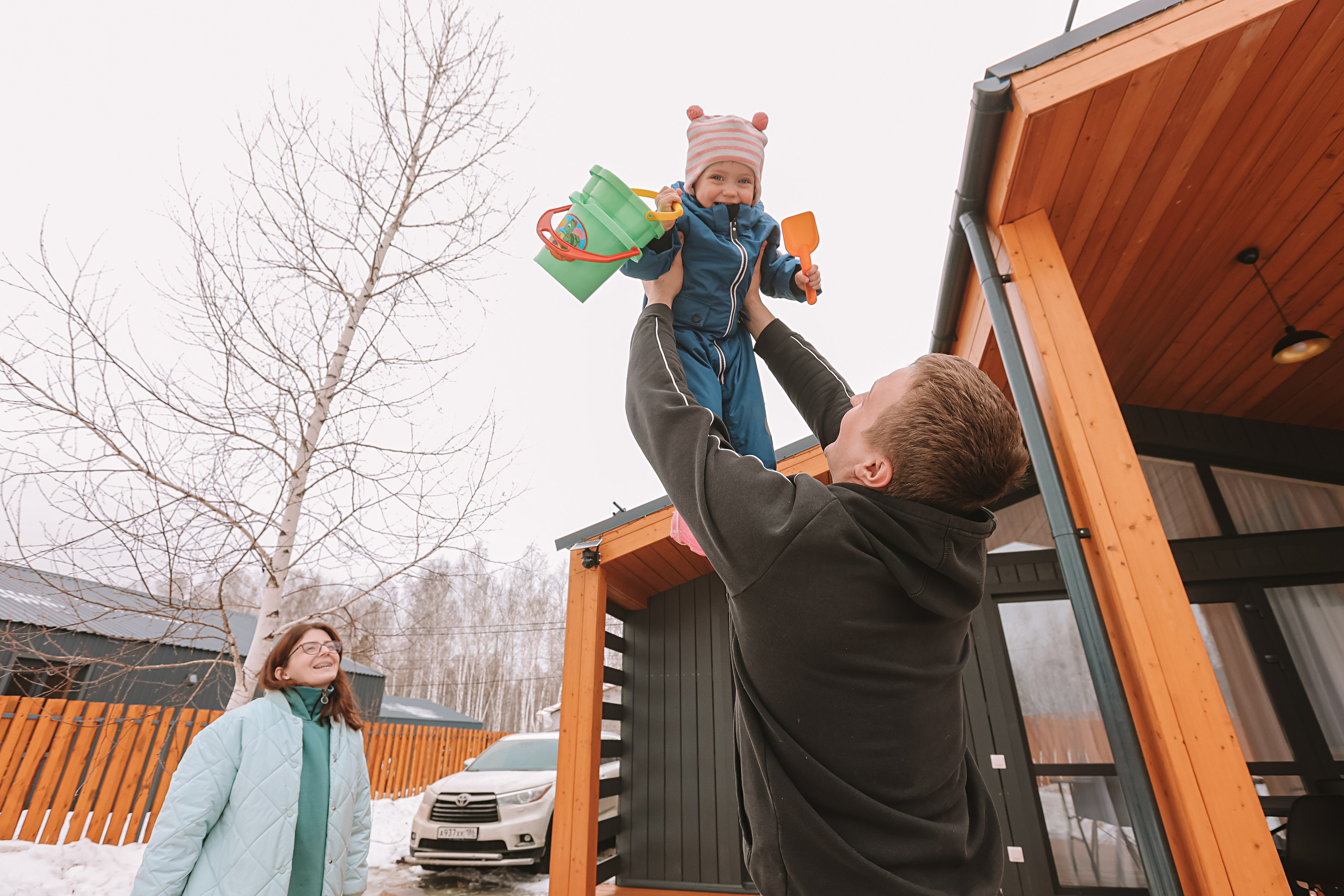 Семейная в домике (репортаж). Семейный фотограф Тюмень, фотограф на роды Салмина Мария