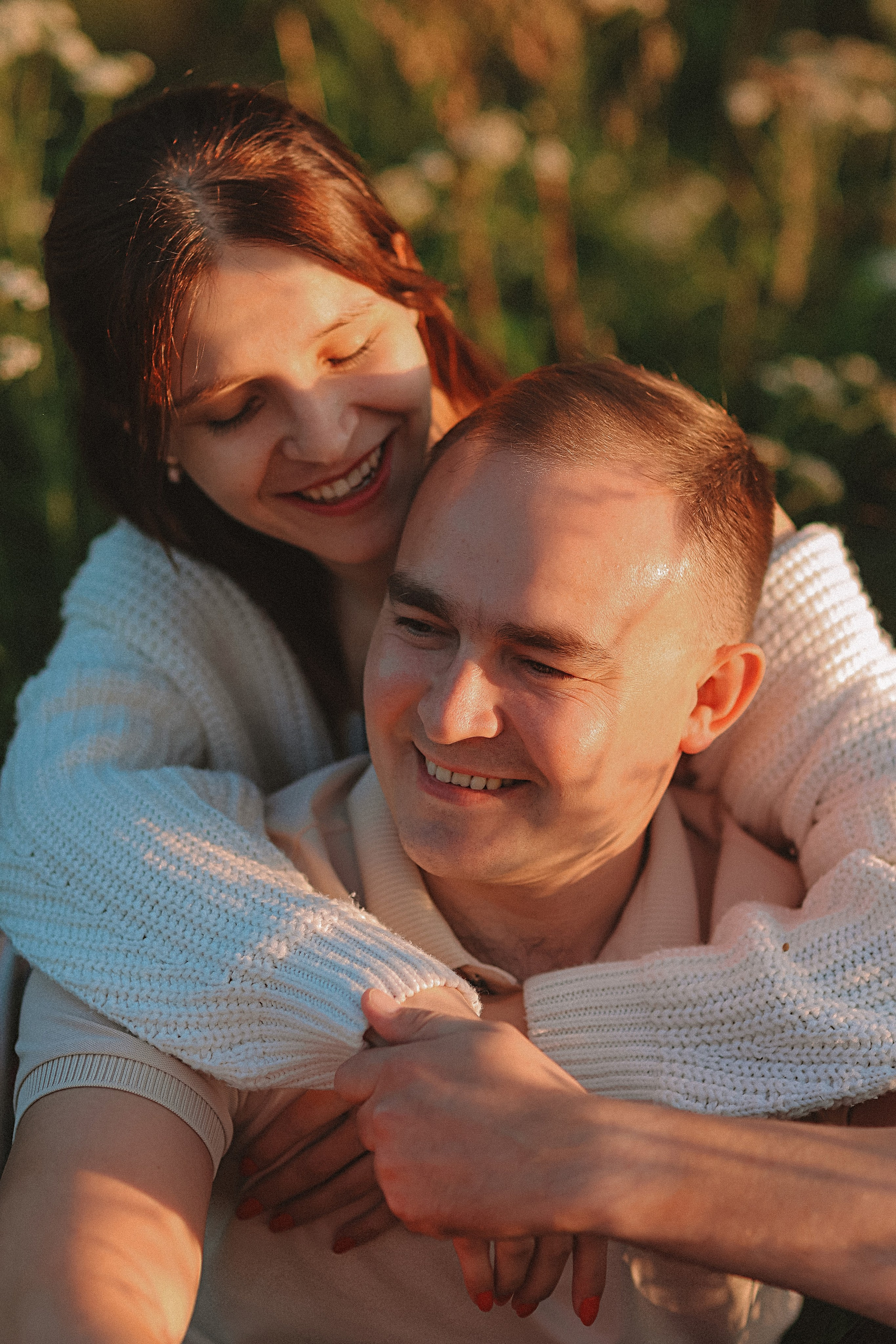 Поле love story на закате. Семейный фотограф Тюмень, фотограф на роды Салмина Мария