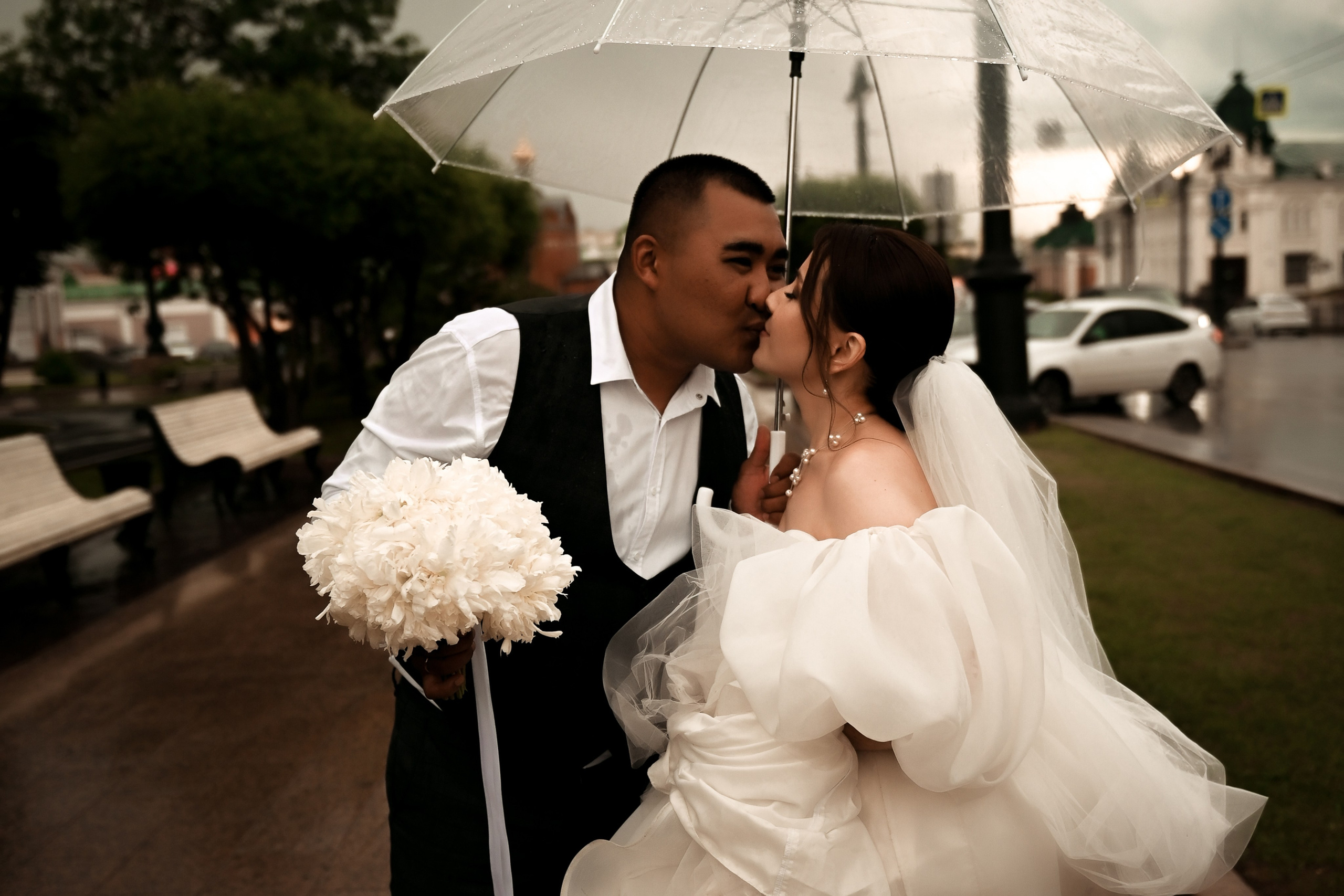 Небольшая свадебная серия в музее и прогулкой под дождем Эльмиры и Ризата. Свадебный, семейный, детский, контент фотограф в Омске Максим Ильин