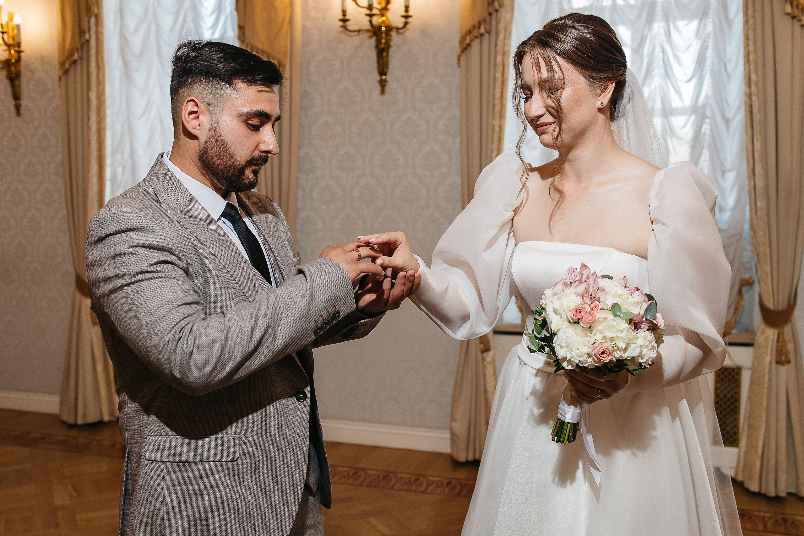 Свадебная фотосессия пары в номере отеля. Олег Сверчков | Свадебный фотограф Вологда