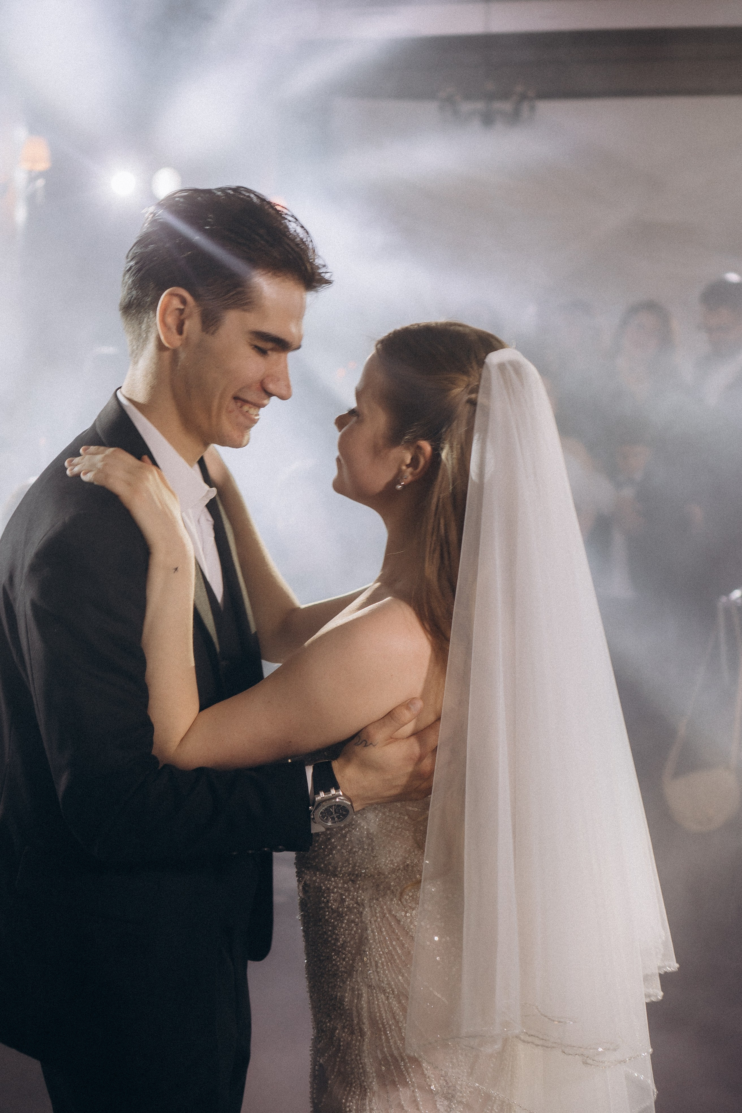 ПЕРВЫЙ ТАНЕЦ МОЛОДЫХ НА БАНКЕТЕ. ТРОГАТЕЛЬНЫЙ МОМЕНТ (СНЯТО В СИБИРЕ В НИЖНЕВАРТОВСКЕ). Профессиональный фотограф, Санкт-Петербург — Виктория Богомолова