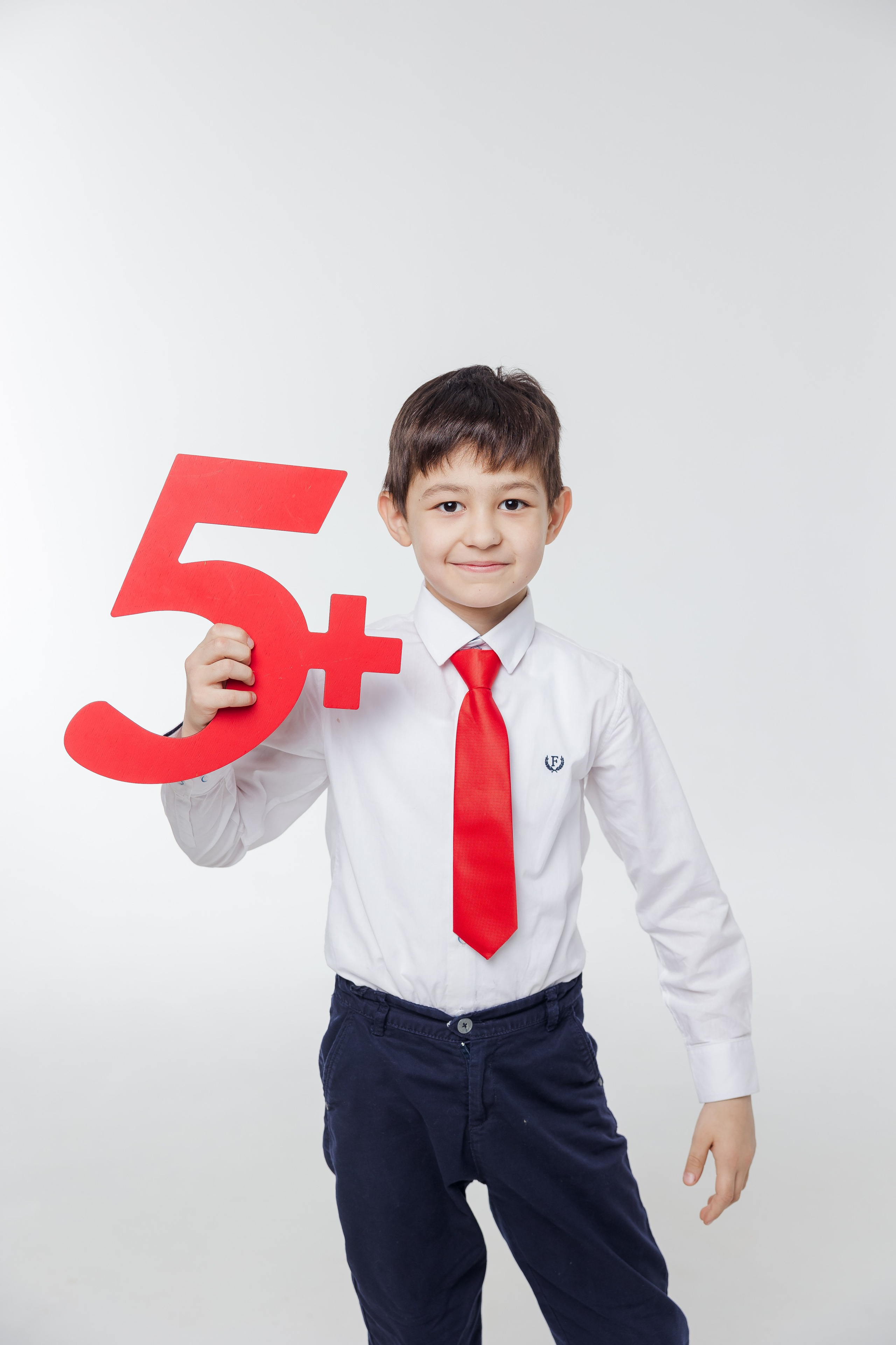 Портрет мальчика в фотостудии с надписью пять
