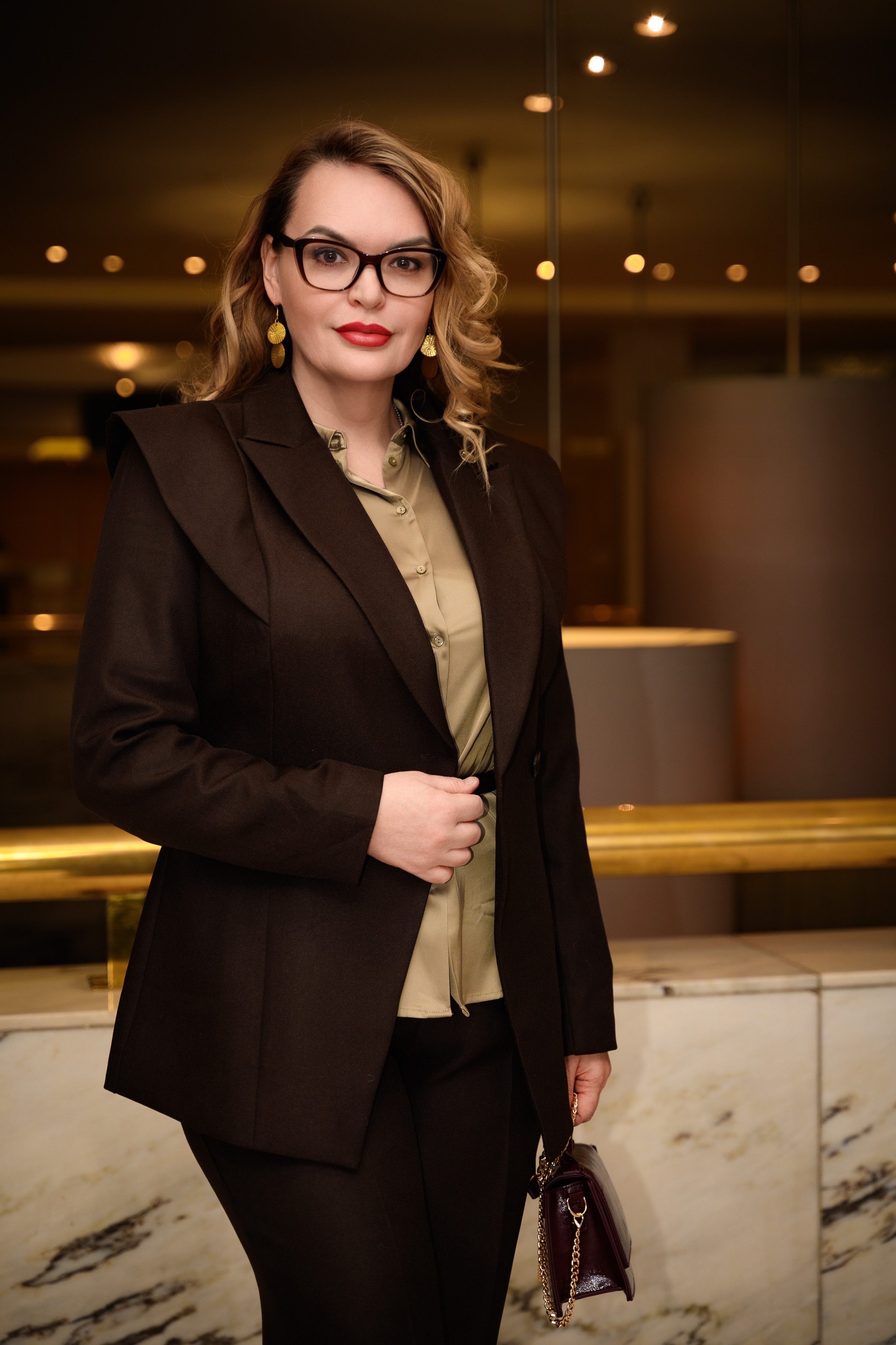 Деловая фотосессия в интерьере с обработкой и ретушью фотографий в Санкт-Петербурге.