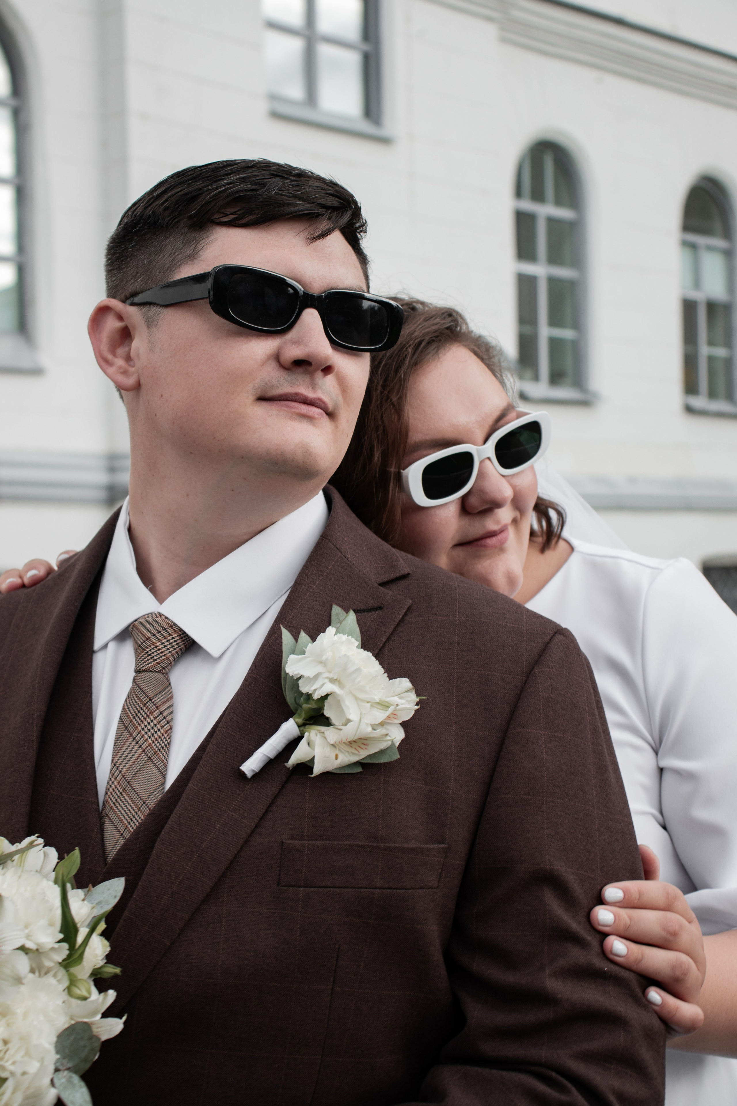 Свадебная прогулочная фотосессия возле Томского государственного университета