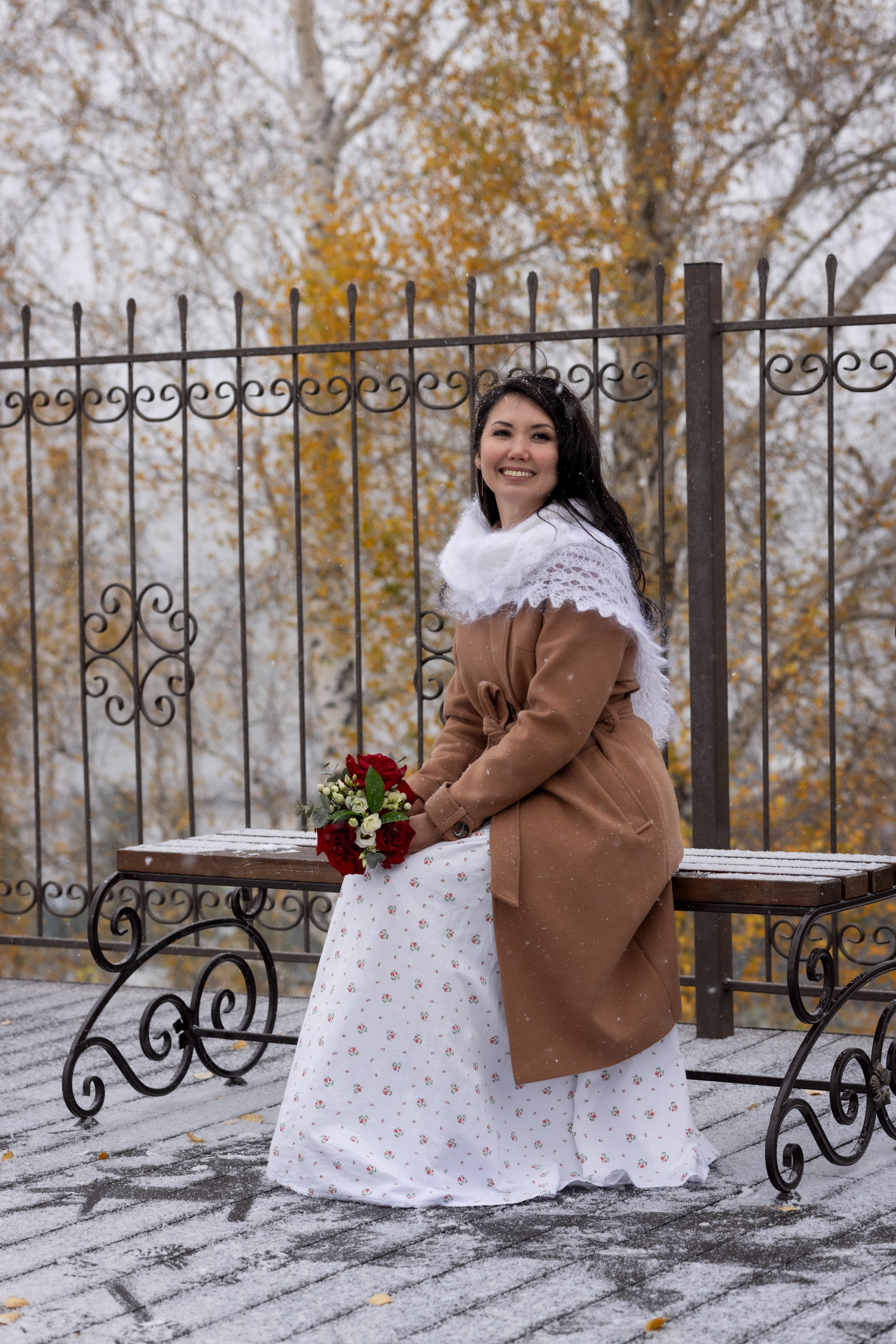 Невеста в пальто: зимняя свадебная съёмка в городе. Тюмень