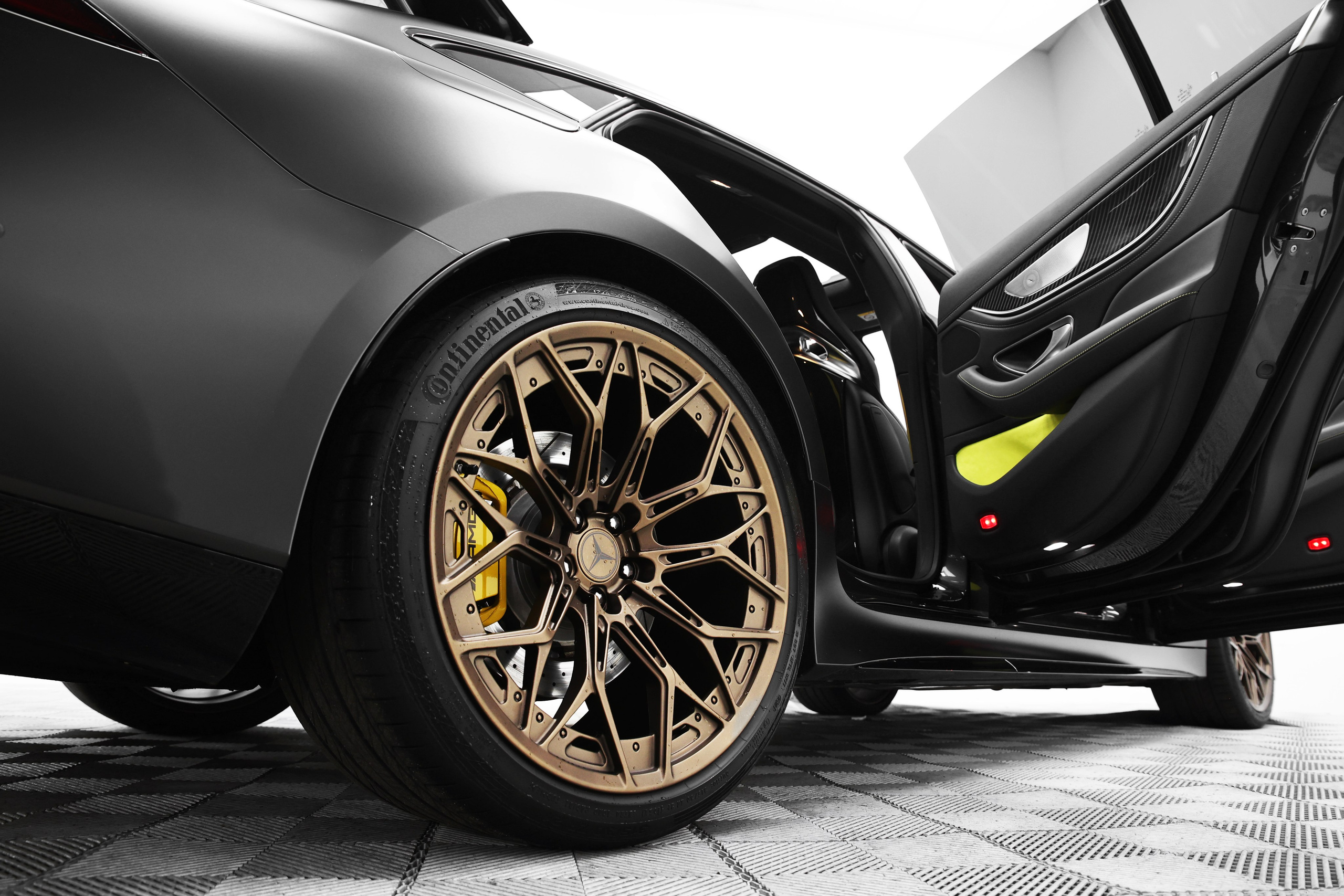 2019 MERCEDES BENZ GT63s AMG. Mixturecaptures