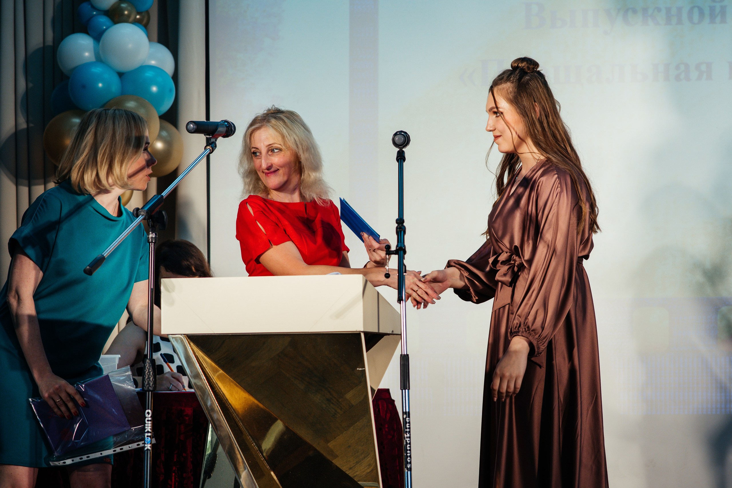 Вручение аттестатов. Выпускные альбомы в Подольске Москве и МО