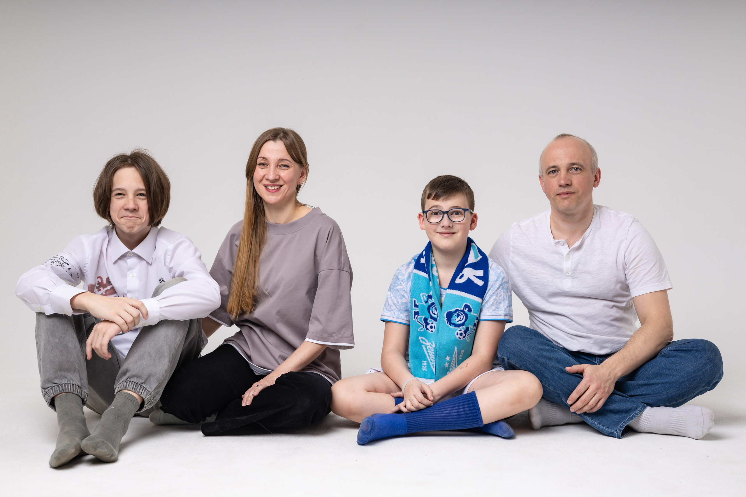 Наталья с семьей. Фотограф Julia Milton | Портреты, съемки для маркетплейсов, лавстори, съёмка беременности в Санкт-Петербурге. Обучение фотографии в Спб очно