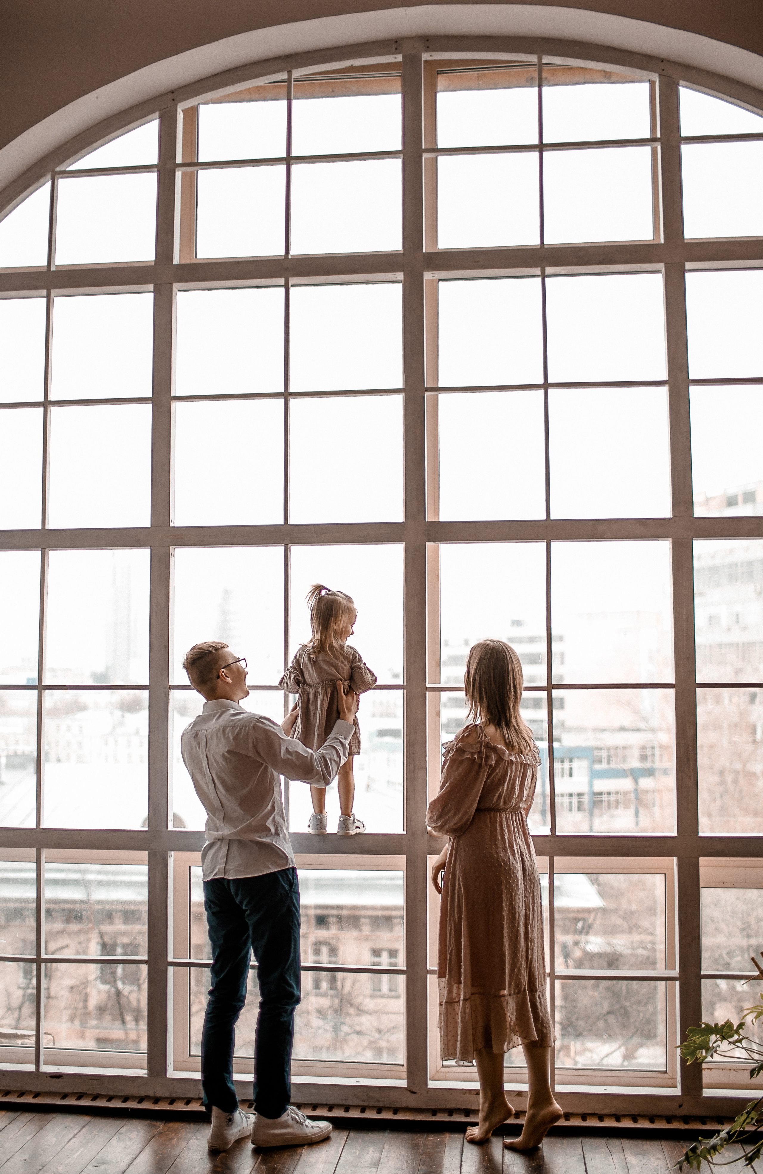 семейная фотосессия с 2-х летним ребенком у окна