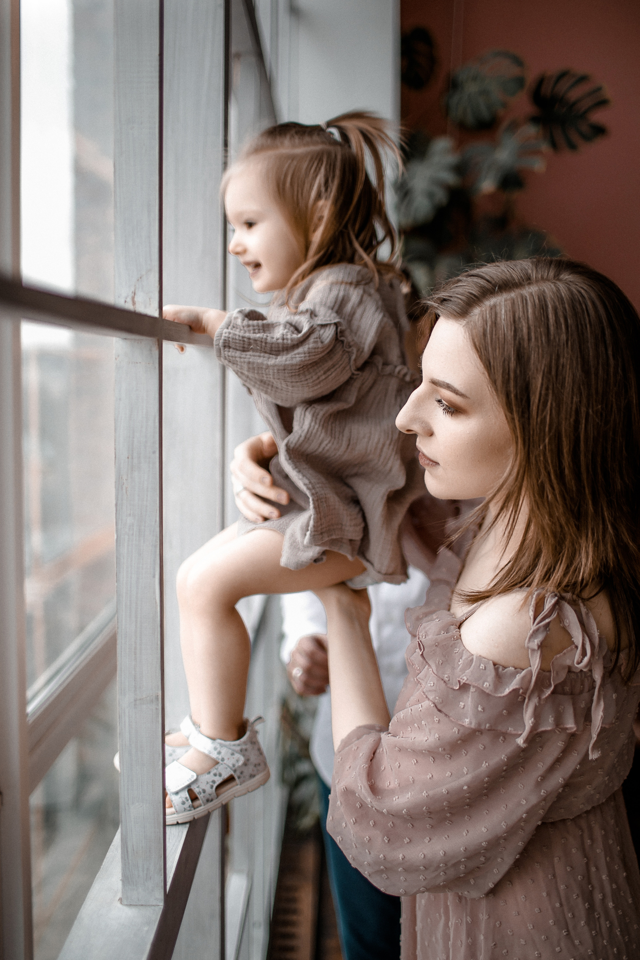 мама и дочка у окна
