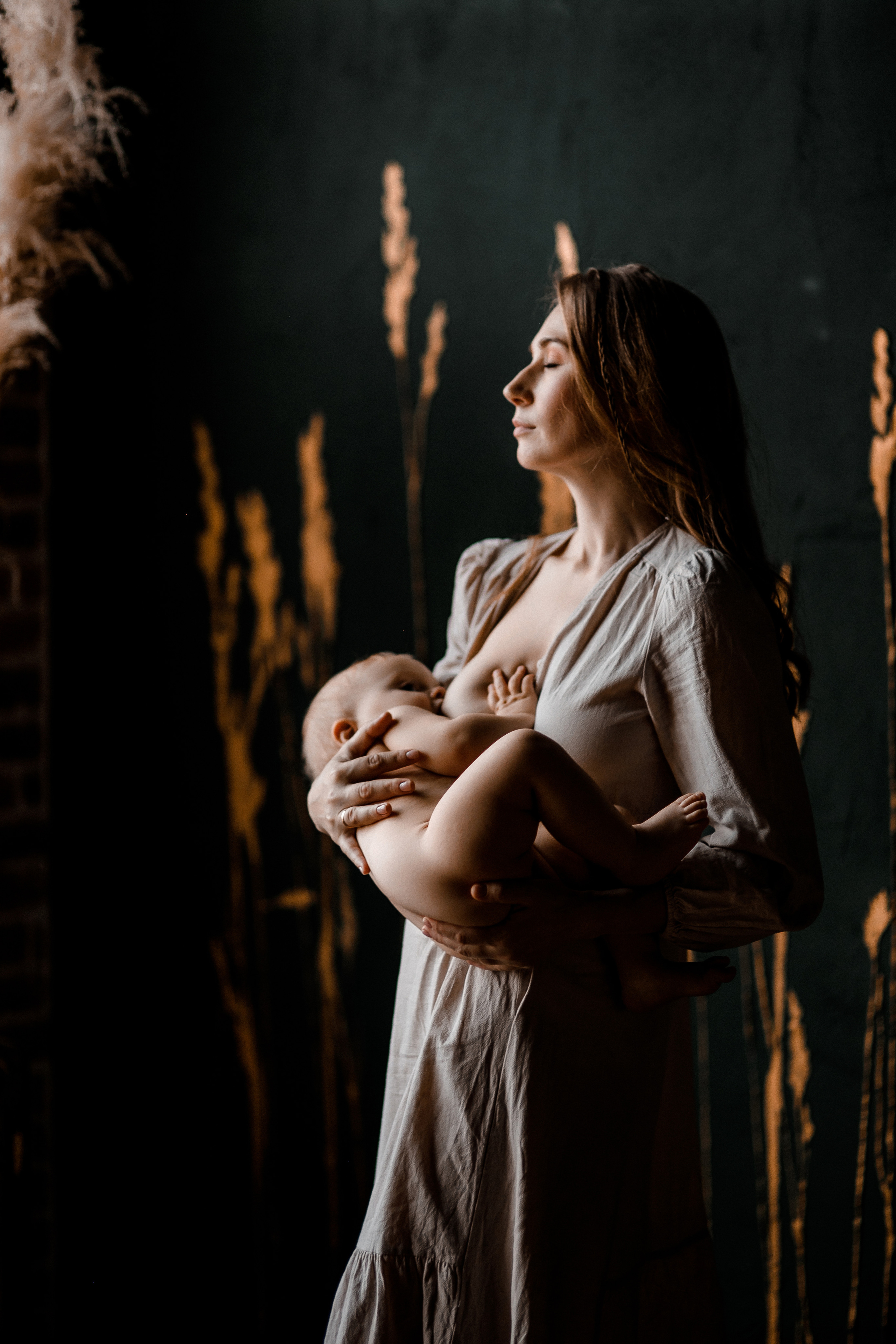 Фотосессия новорожденного, мама и малыш, грудное вскармливание