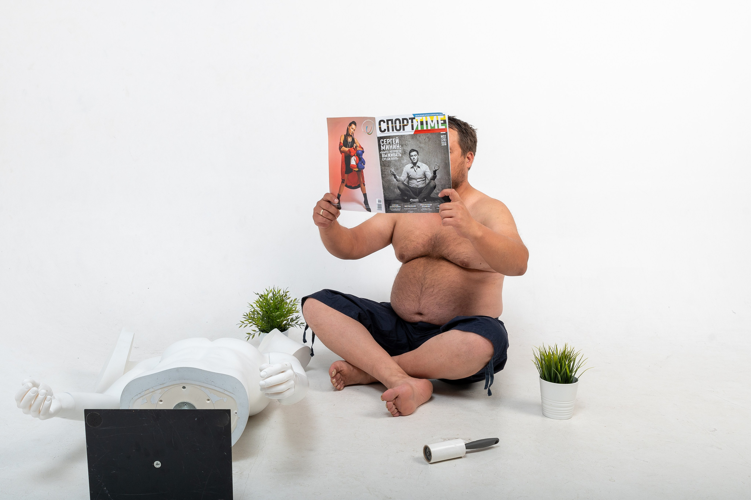 молодой парень , мужчина , серьезные намерения , букет , шляпа , чемодан ,костюм , волнение , подготовка к важному событию , встреча , встреча с родными , встреча после олгой разлуки , ожидание ,красивый парень , молодое тело , красивое тело , красивый волос , волос  ,отдых ,релакс , книга , чтение , грамотность ,чистота русского языка , красота белорусского языка   