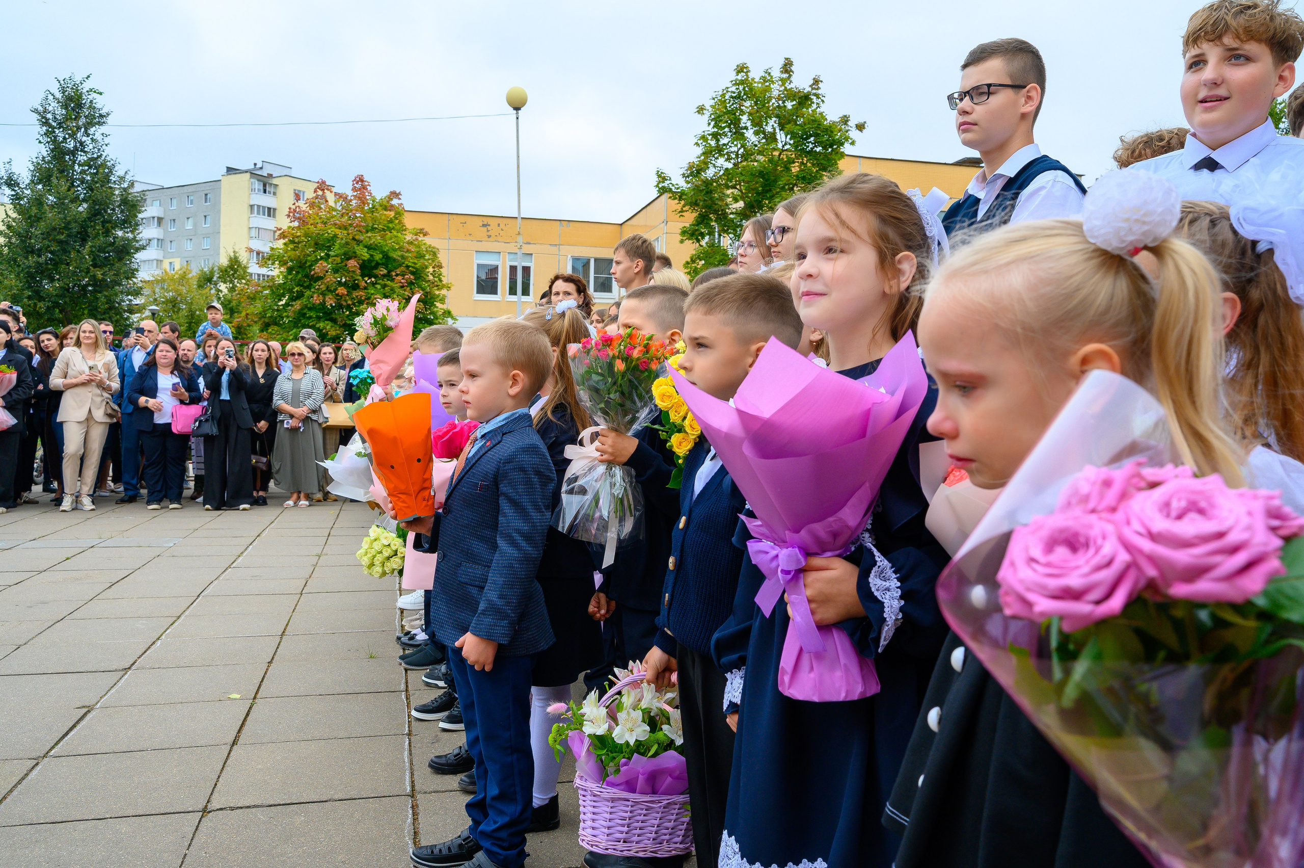 Вот звучит первый звонок, перед этим долгое приготовление к новому этапу в жизни, Яромир идет в школу. Фотоуслуги, услуги фотографа, фотографирование важных событий