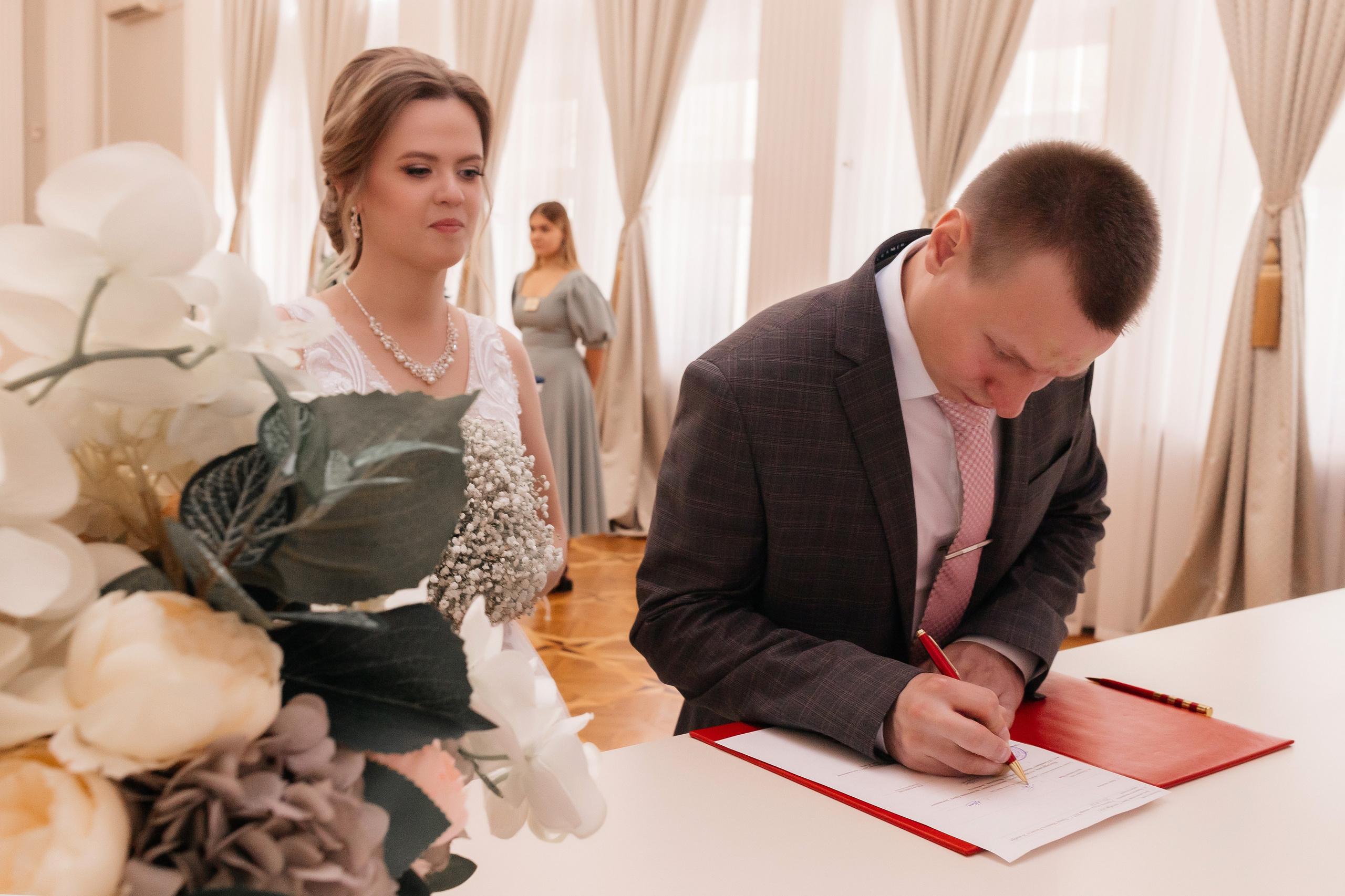 Свадебная прогулка двоих на Стрелке и в автозаводском Парке. И в фотостудии СОЛЬ в Автозаводском районе. Свадебный фотограф и фотограф Love-Store в Нижнем Новгороде Анастасия