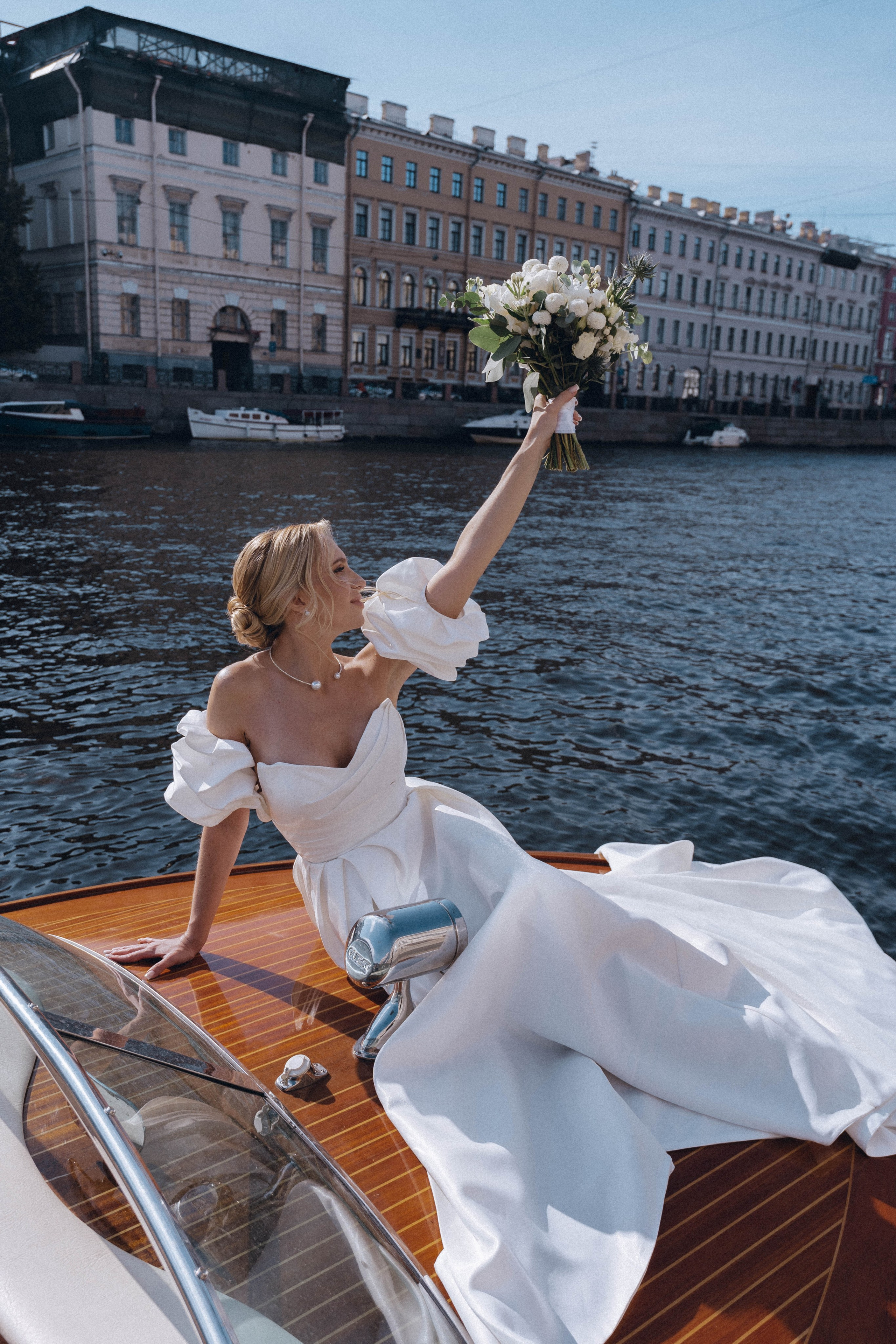 СВАДЕНБНАЯ СЬЕМКА НА КАТЕРЕ ПО КАНАЛАМ САНКТ-ПЕТЕРБУРГА И В АКВАТОРИИ НЕВЫ. Профессиональный фотограф, Санкт-Петербург — Виктория Богомолова