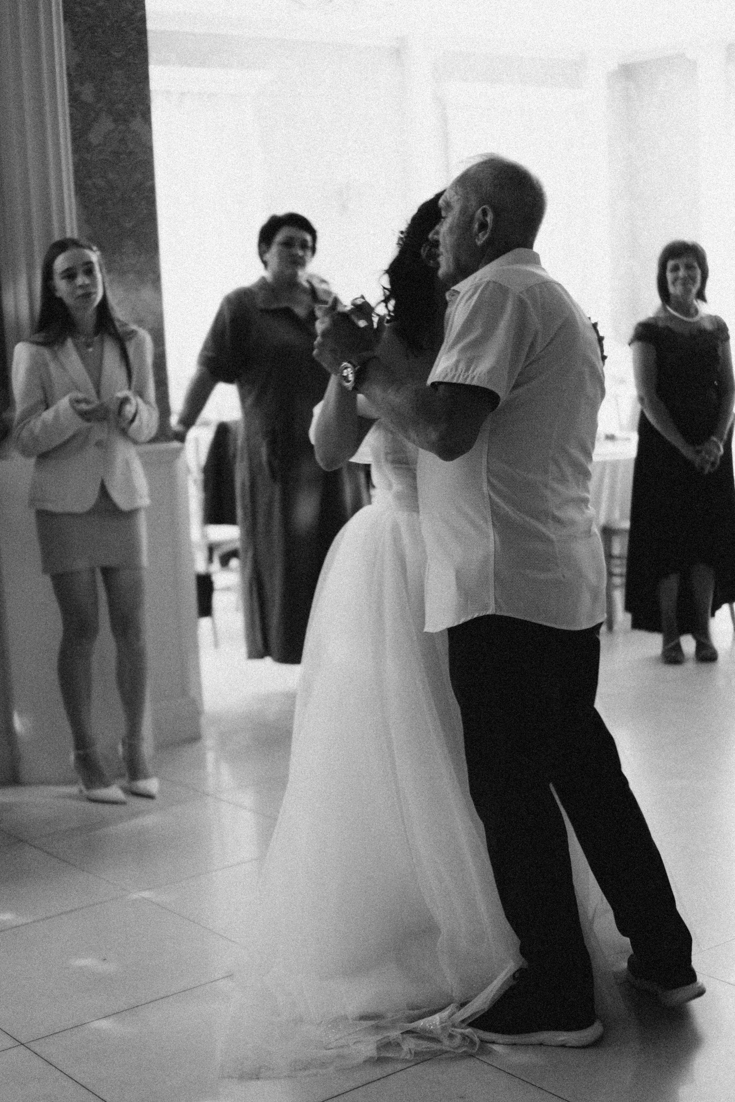 ТАНЕЦ ОТЦА И ДОЧЕРИ НА БАНКЕТЕ (СВАДЕБНАЯ ФОТОСЕСИИЯ БАНКЕТА). Профессиональный фотограф, Санкт-Петербург — Виктория Богомолова