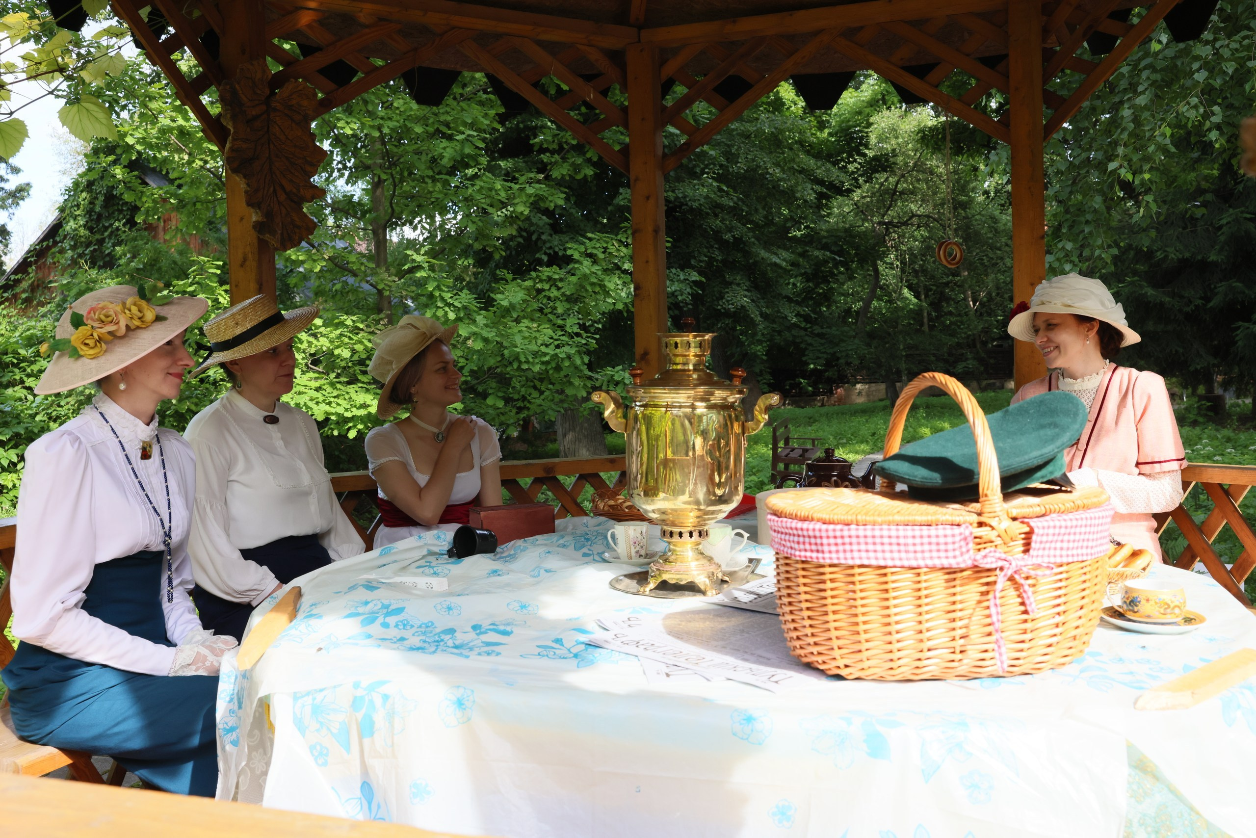 Усадьба Вересаева. Гости в саду. Фотограф в Туле Крупский АнДРей. Фотостудия «КАДР71» в Туле