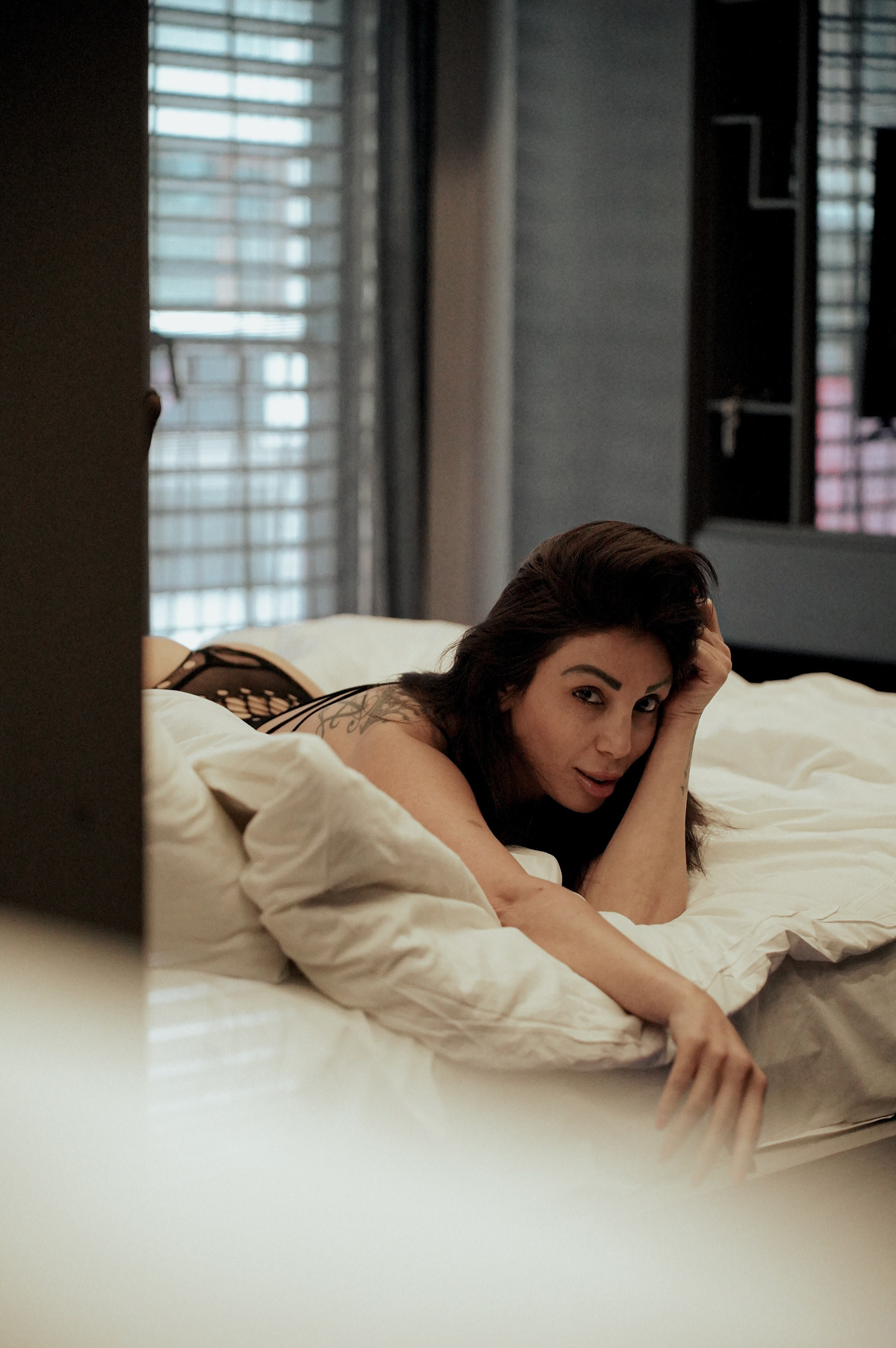 Boudoir-фотосессия в отеле Стамбула — сочетание стиля, роскоши и чувственности. Съемка в белье на фоне роскошного интерьера и ночного города создаёт мягкую и интимную атмосферу.Ключевые слова: эротическая фотосессия, фотосессия в белье, Стамбул, boudoir, интимная съемка.