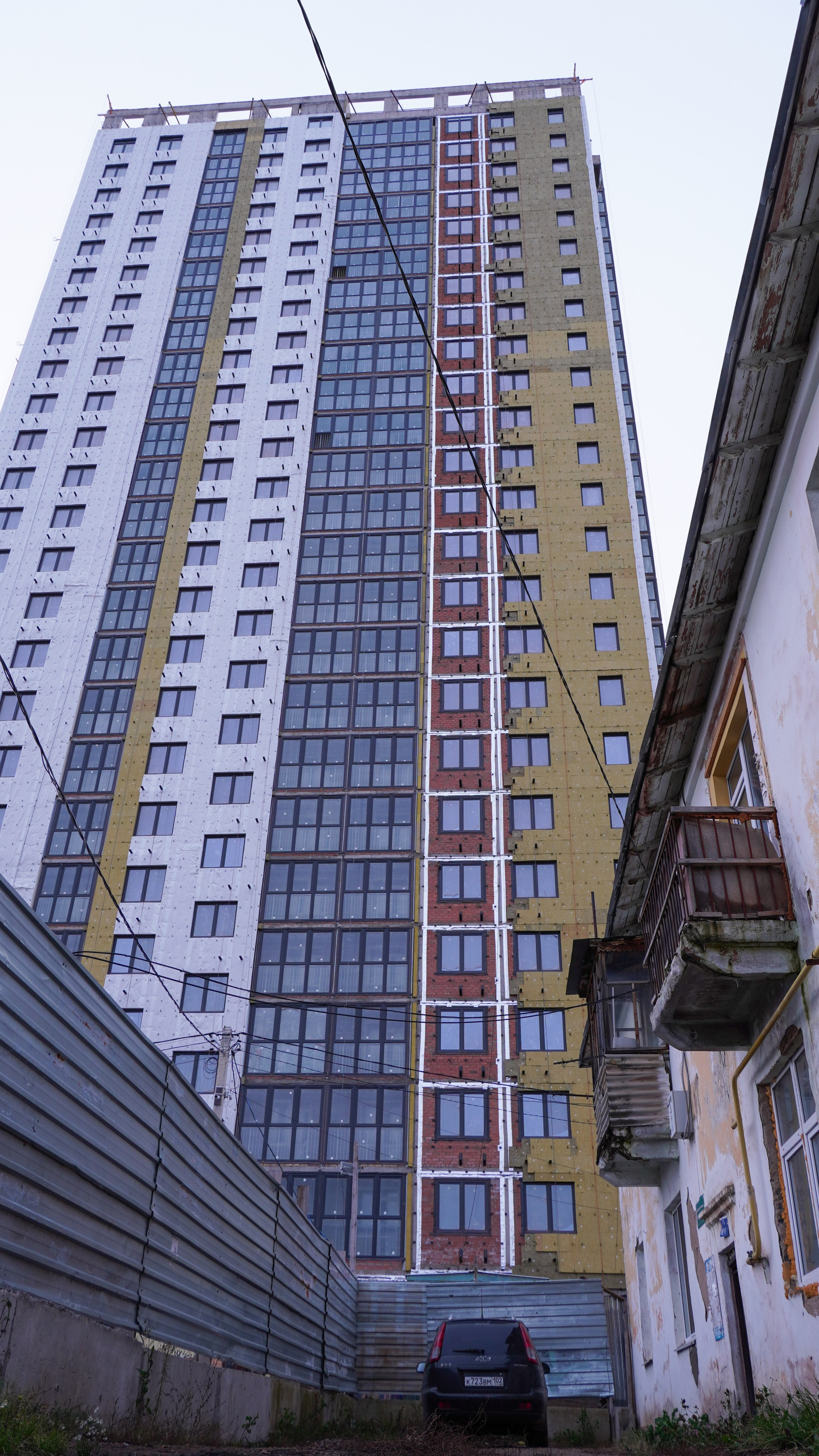 Строящийся новый дом и хрущёвка в Уфе
