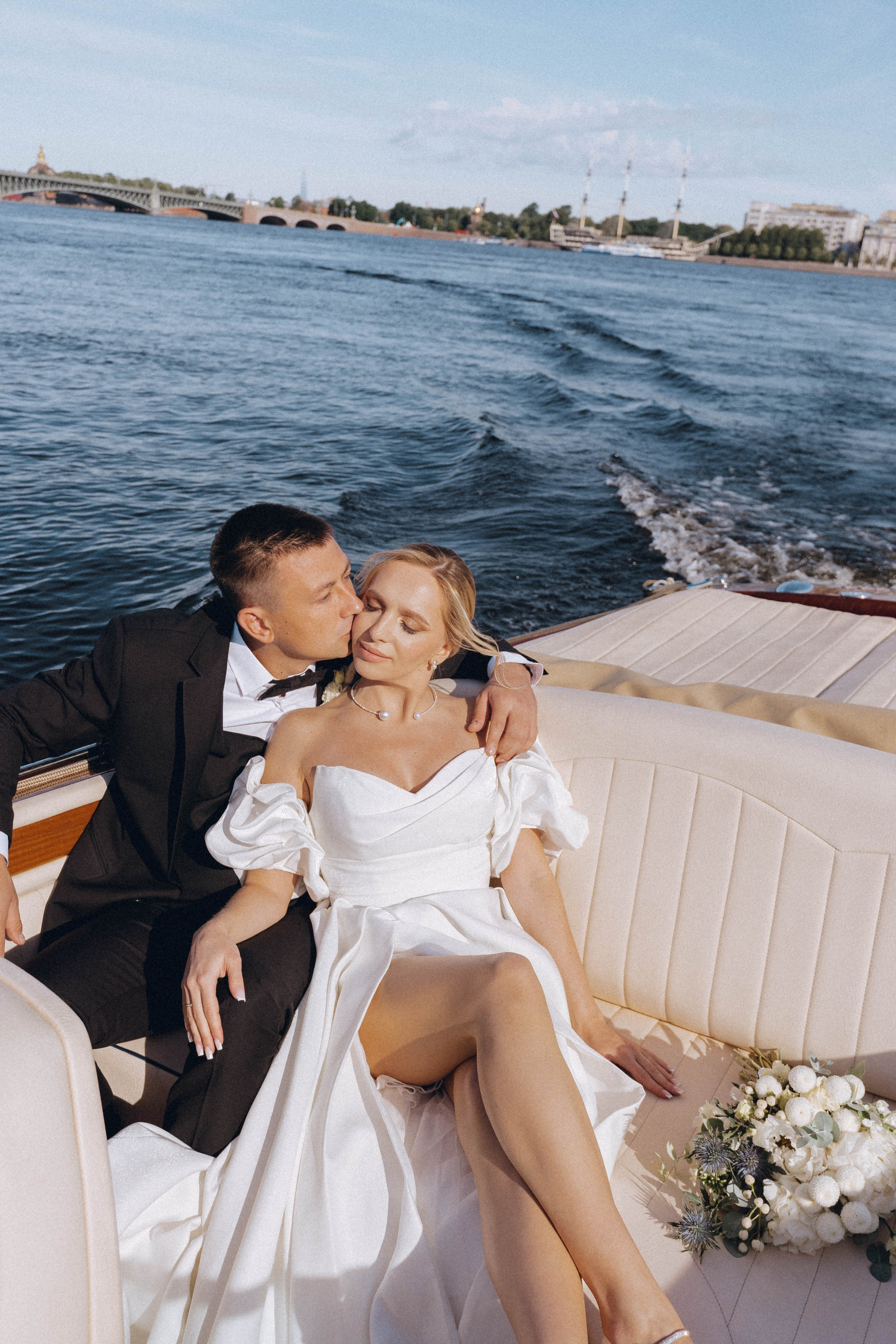 СВАДЕНБНАЯ СЬЕМКА НА КАТЕРЕ ПО КАНАЛАМ САНКТ-ПЕТЕРБУРГА И В АКВАТОРИИ НЕВЫ. Профессиональный фотограф, Санкт-Петербург — Виктория Богомолова
