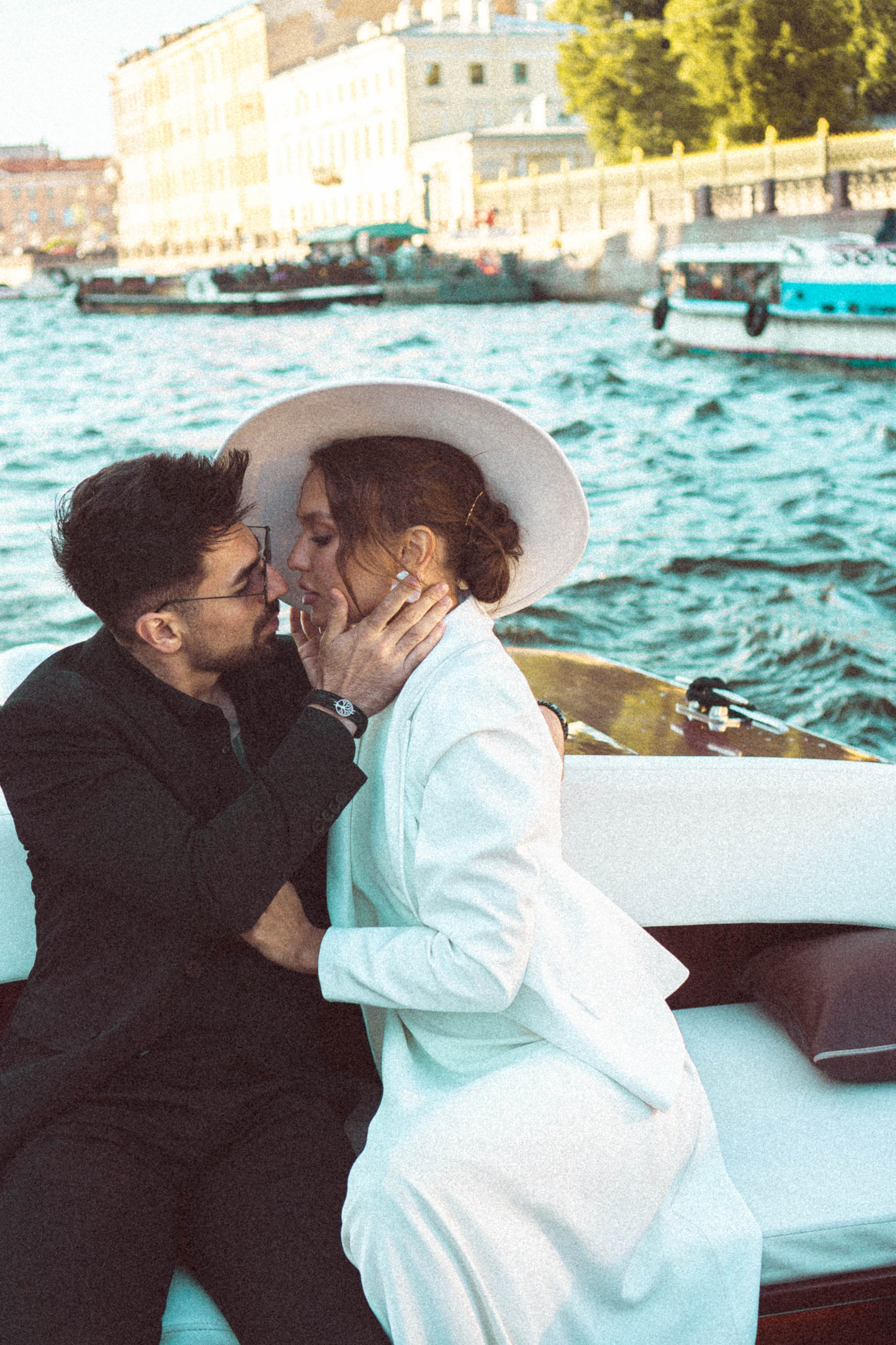 СВАДЕНБНАЯ СЬЕМКА НА КАТЕРЕ ПО КАНАЛАМ САНКТ-ПЕТЕРБУРГА И В АКВАТОРИИ НЕВЫ. Профессиональный фотограф, Санкт-Петербург — Виктория Богомолова