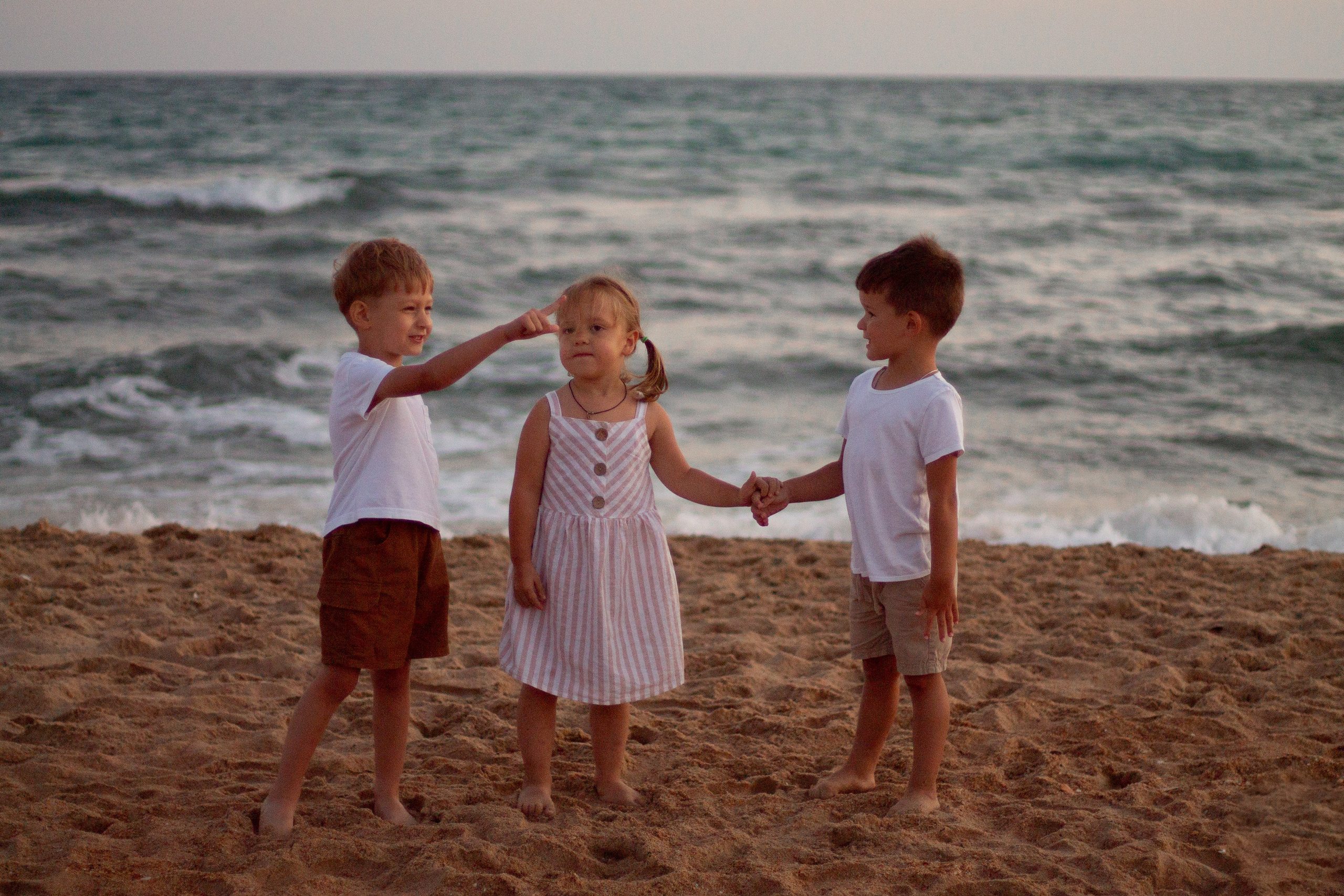 фотография детей на море, два мальчика и девочка на море 